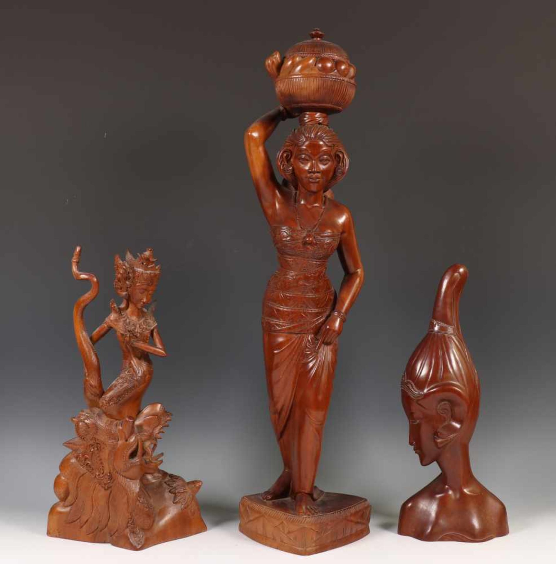 Indonesië, drie houten sculpturen, [3]150