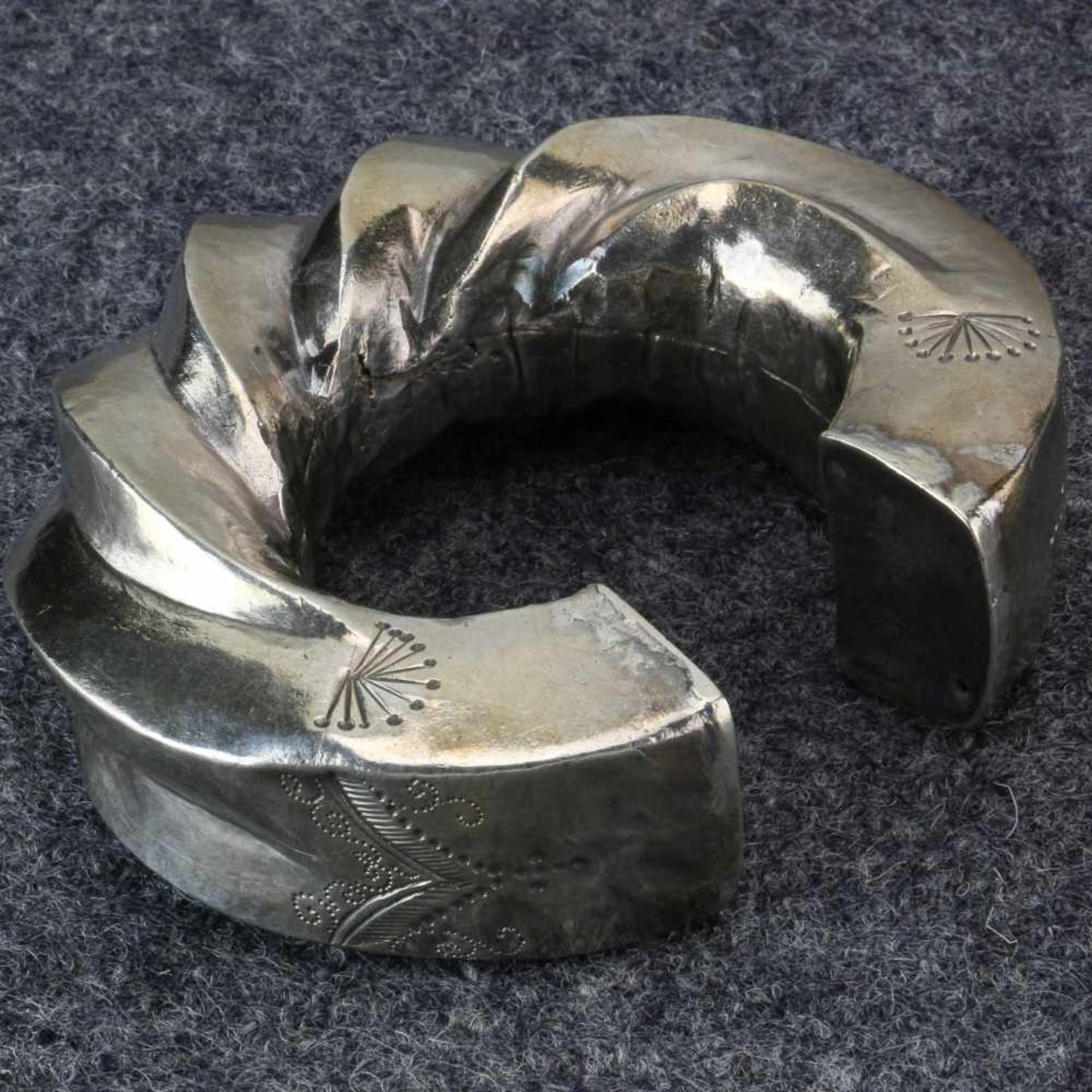 Golden Triangle, a hollow silver bracelet and a pair of flat spiral solid silver bracelets;the - Bild 2 aus 4