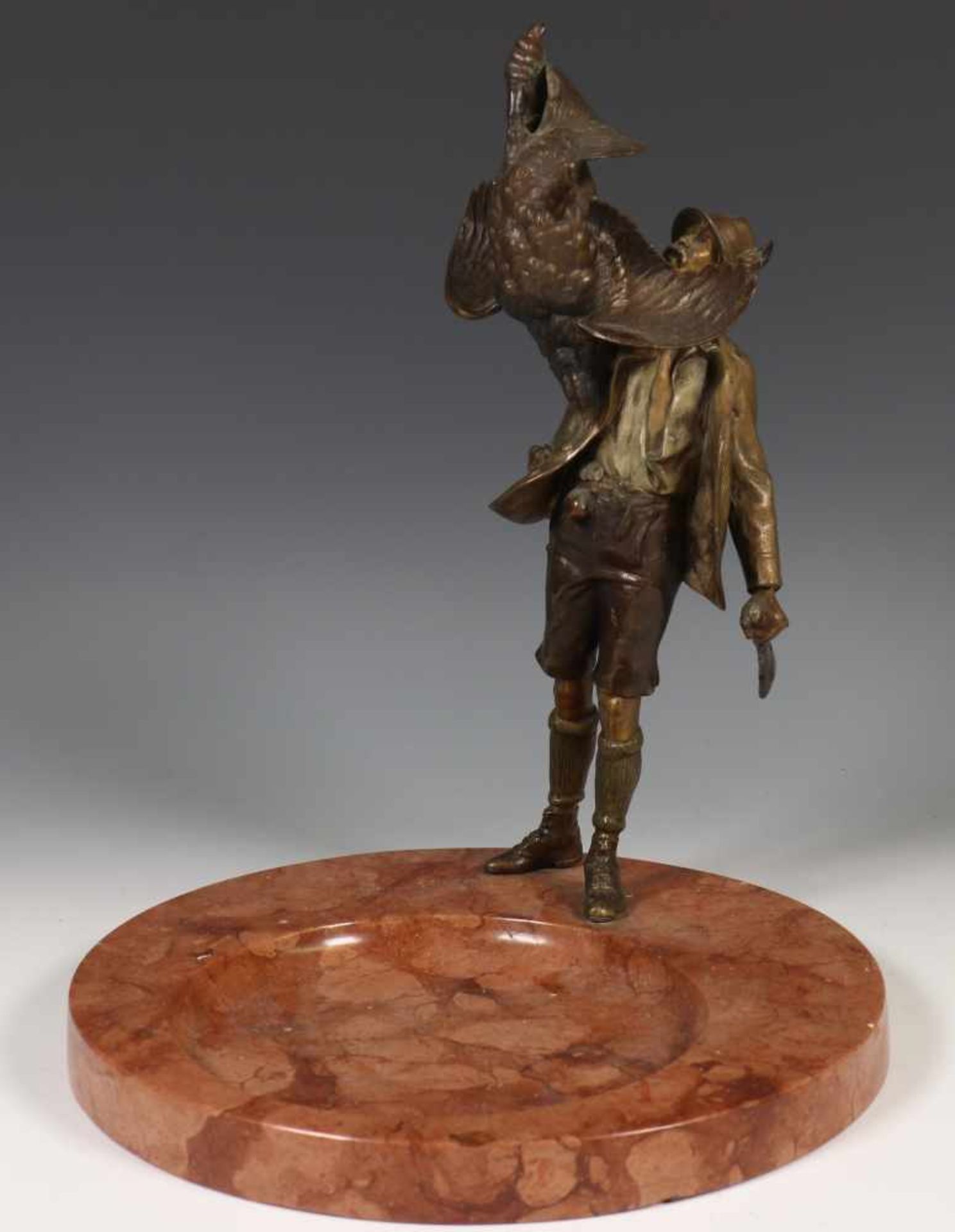 Rood marmeren vide-poche,met bronzen sculptuur van jager met geschoten wild (geweer beschadigd),