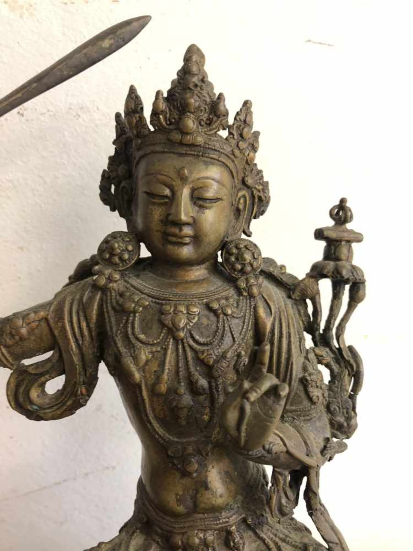 Tibet, bronzen sculptuur van Manjushri, ca. 1900,met zwaard, lotusbloem en uitgedost met juwelen. - Bild 4 aus 5