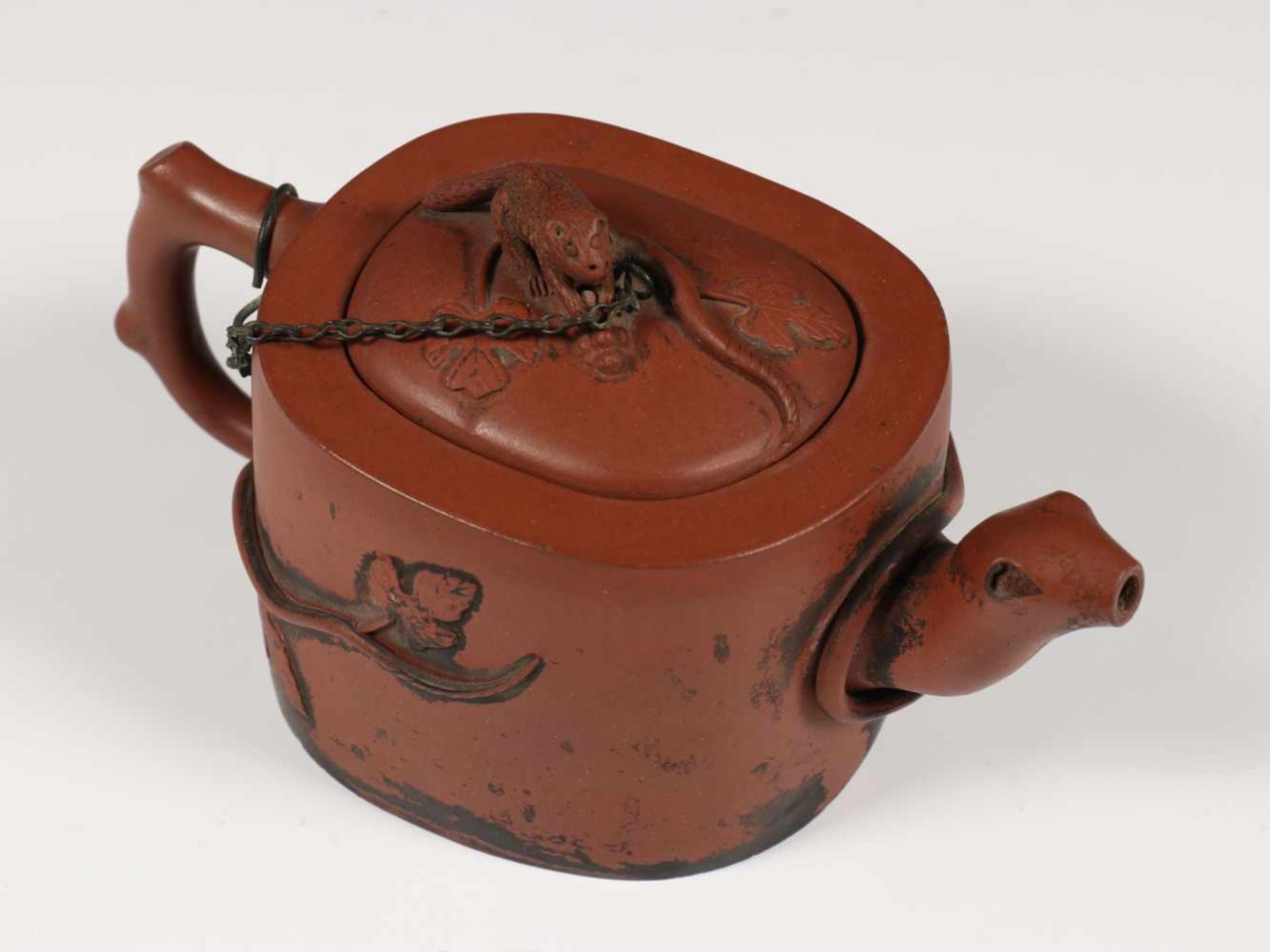 China, Yixing 'eekhoorn en druif' theepot met deksel, late Qing dynastie,de zijden gemodelleerd - Bild 2 aus 4