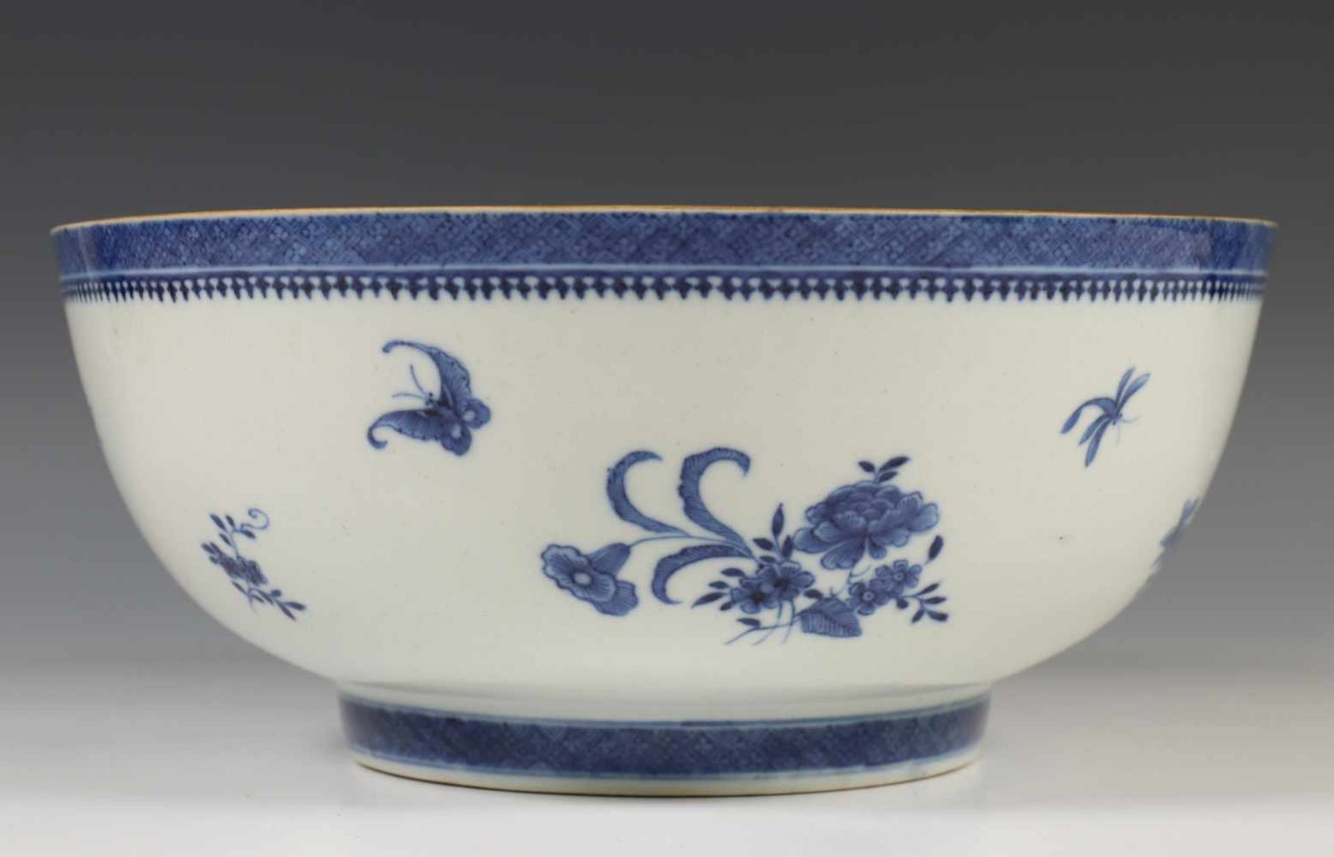 China, paar blauw-witte porseleinen kommen, Jiaqing, ca. 1800,gedecoreerd met insecten en bloemen (