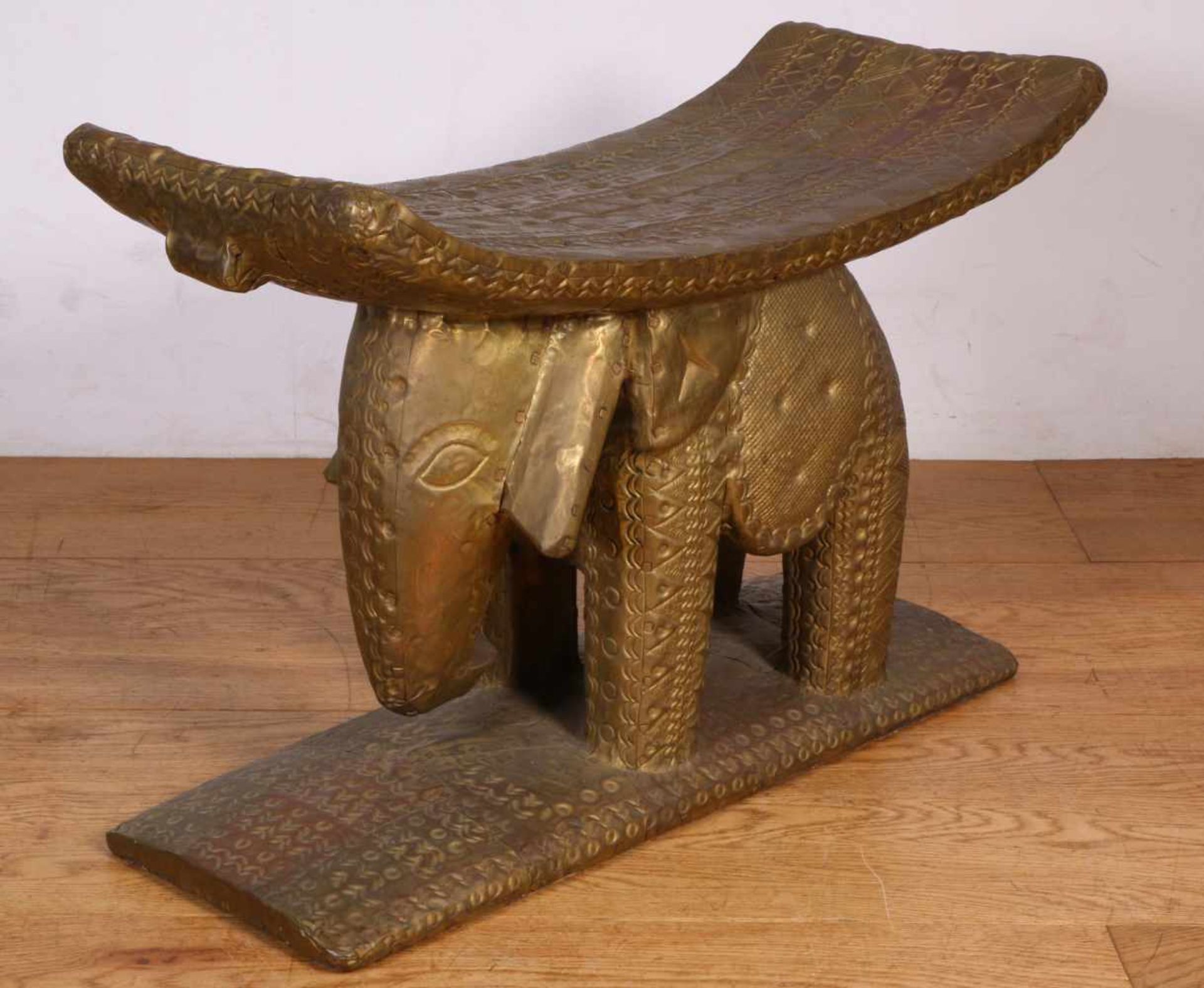 Ghana, Ashanti, houten kruk (stool)in de vorm van een staande olifant, met koperplaat bekleed en - Bild 2 aus 2