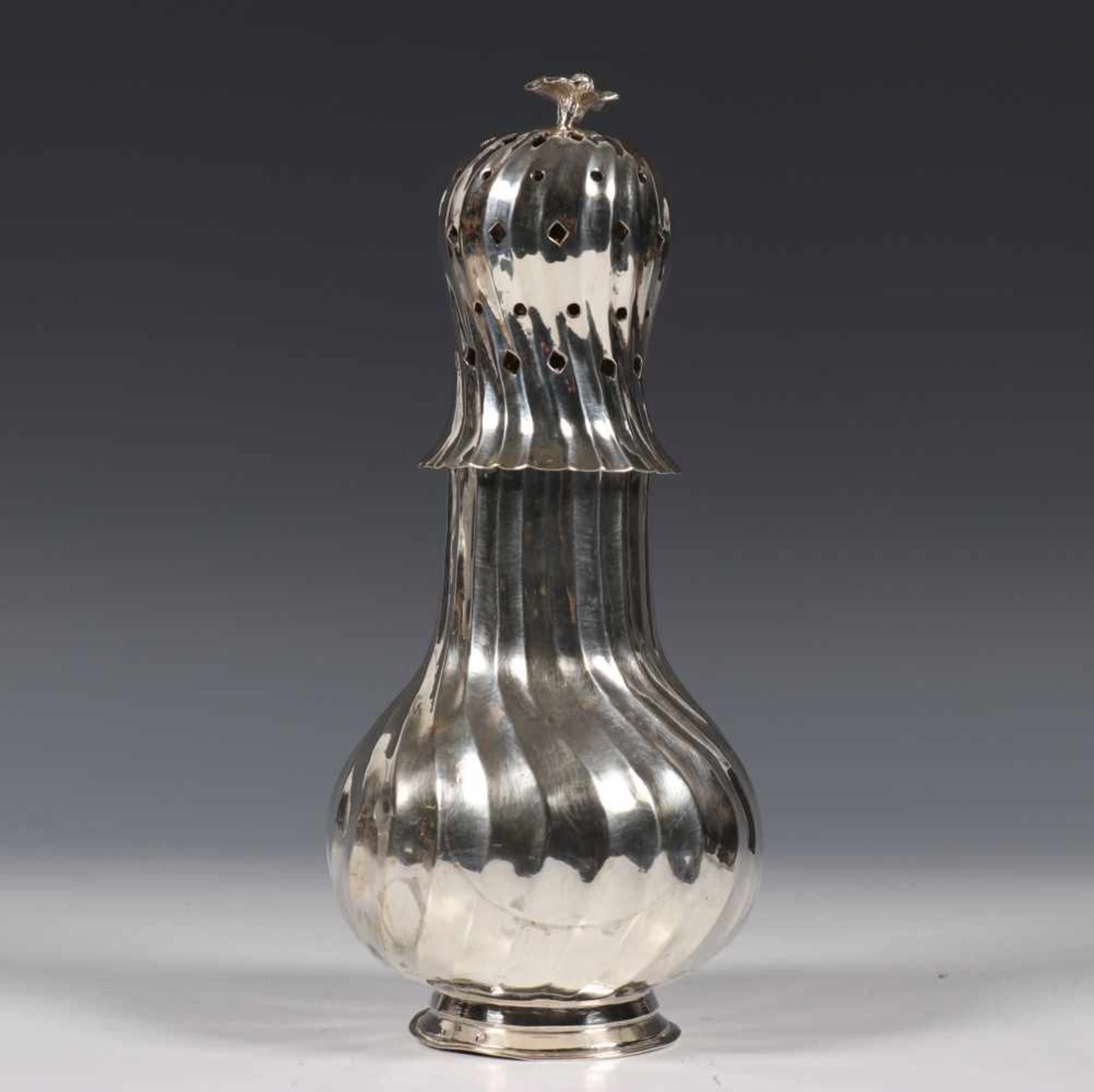 Suikerstrooier, Rococo stijl, geribd getordeerd omgekeerd balustervormige, knop in bloemvorm, met