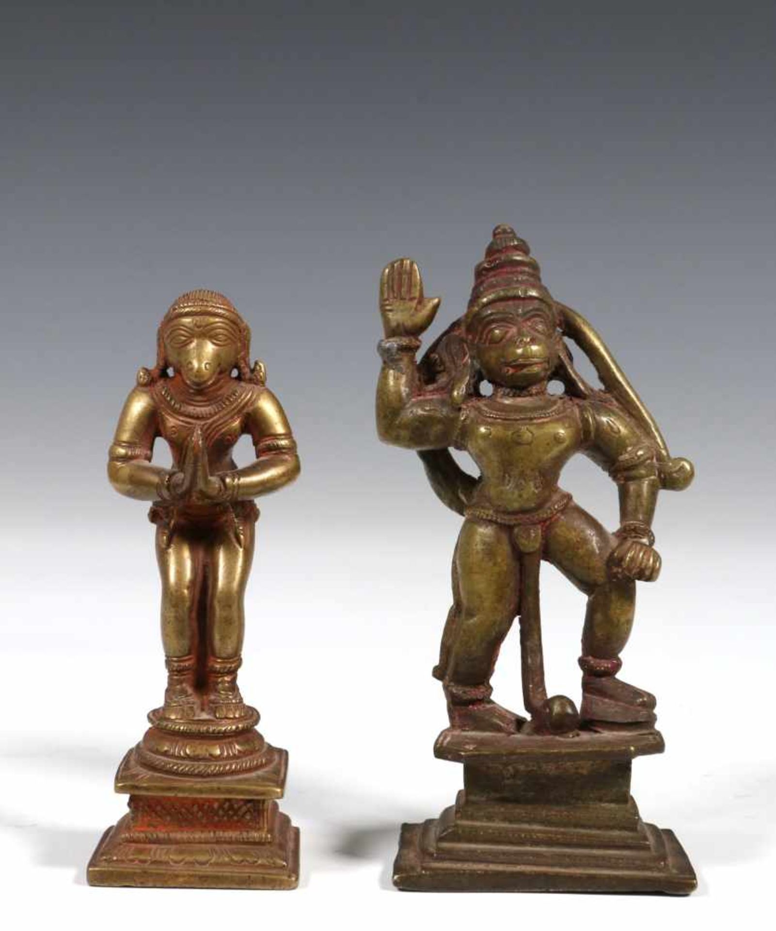 India, bronzen beeld van Hannuman, ca. 1900 en een sculptuur van staande Hannuman, 20st eeuw., h. 14