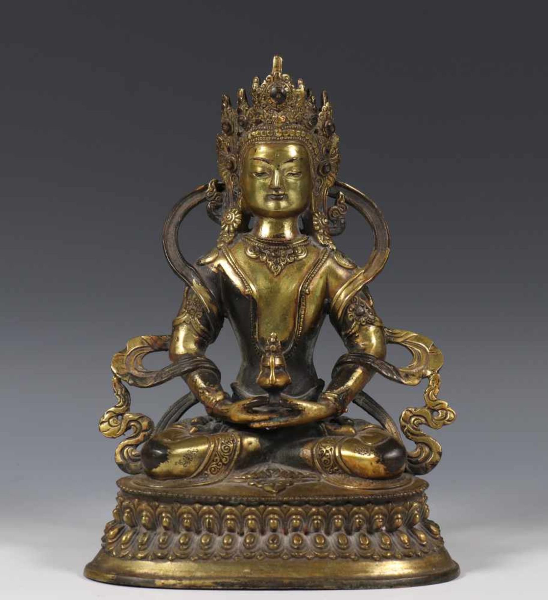Nepal, een verguld bronzen figuur van Amitayus,zittend in lotuspositie op een lotustroon, met