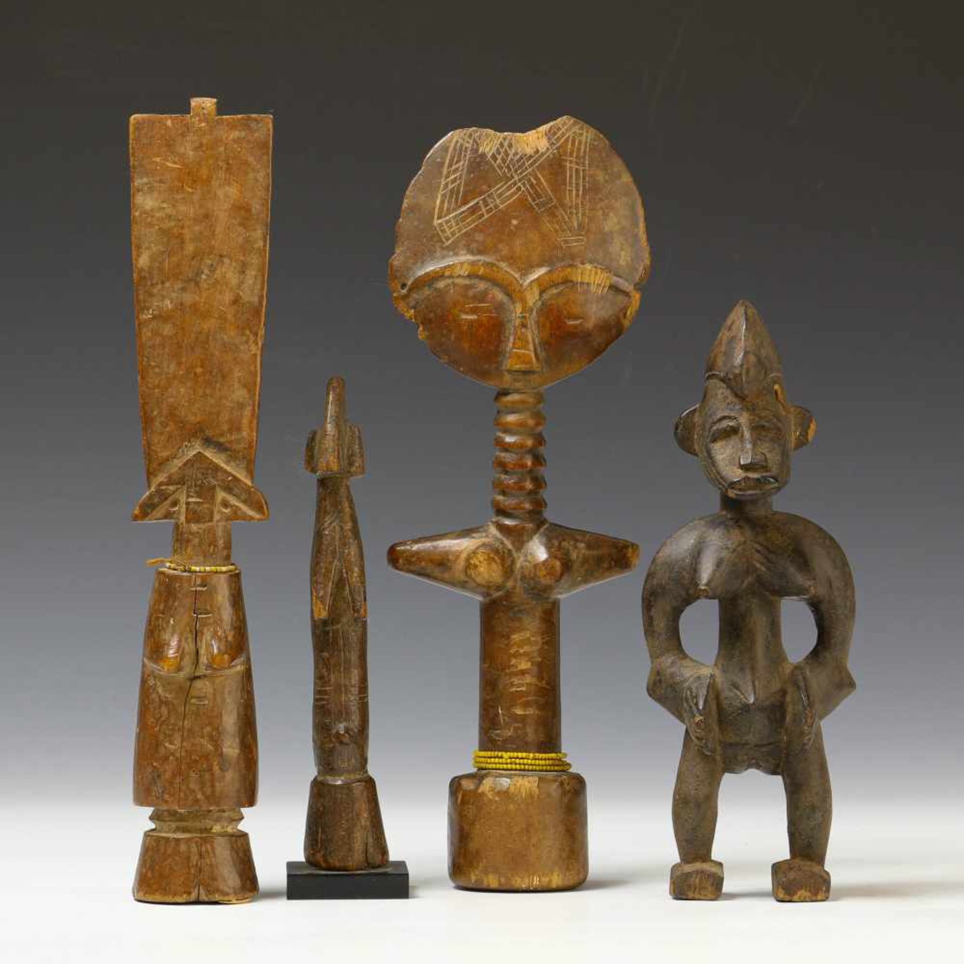 Four West African small figures, h. 18 and 28,5 cm. [4]400 - Bild 3 aus 3
