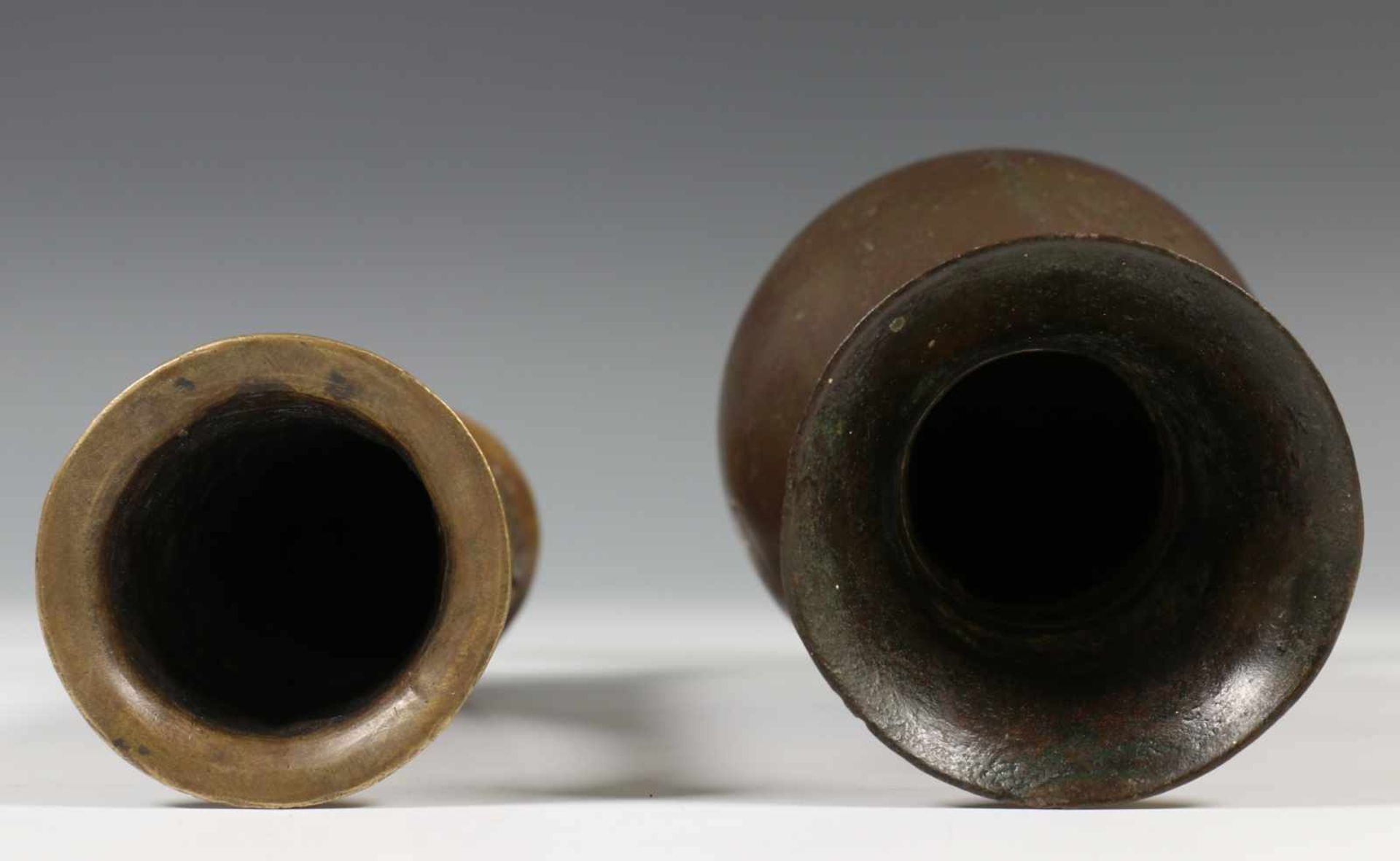 China, twee bronzen vazen, Ming-Qing dynastie,een cilindervormige vaas gemodelleerd met figuren in - Bild 4 aus 4