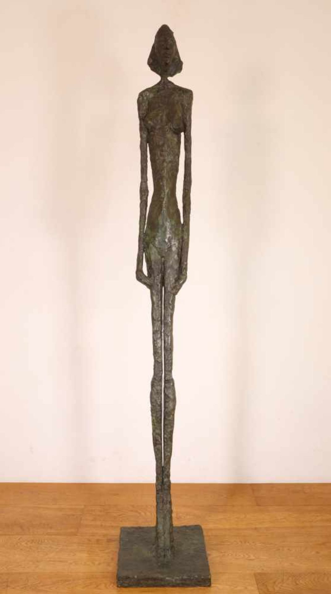 Bronzen sculptuur van langgestrekt antropomorf figuur, h. 202 cm. [1]1200 - Bild 2 aus 3