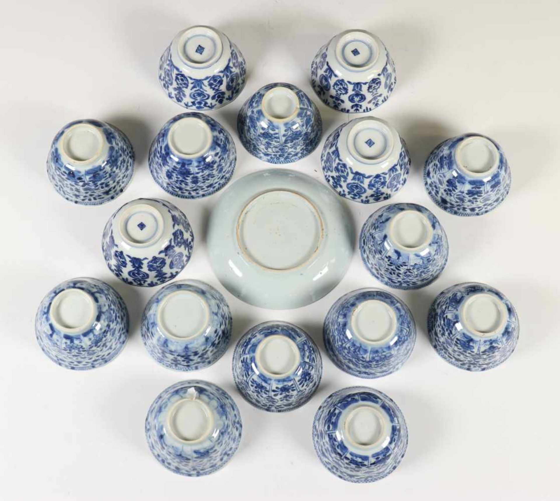China, collectie blauw-wit porseleinen koppen en schotels, Kangxi,bestaande uit een set van 12 - Bild 5 aus 5