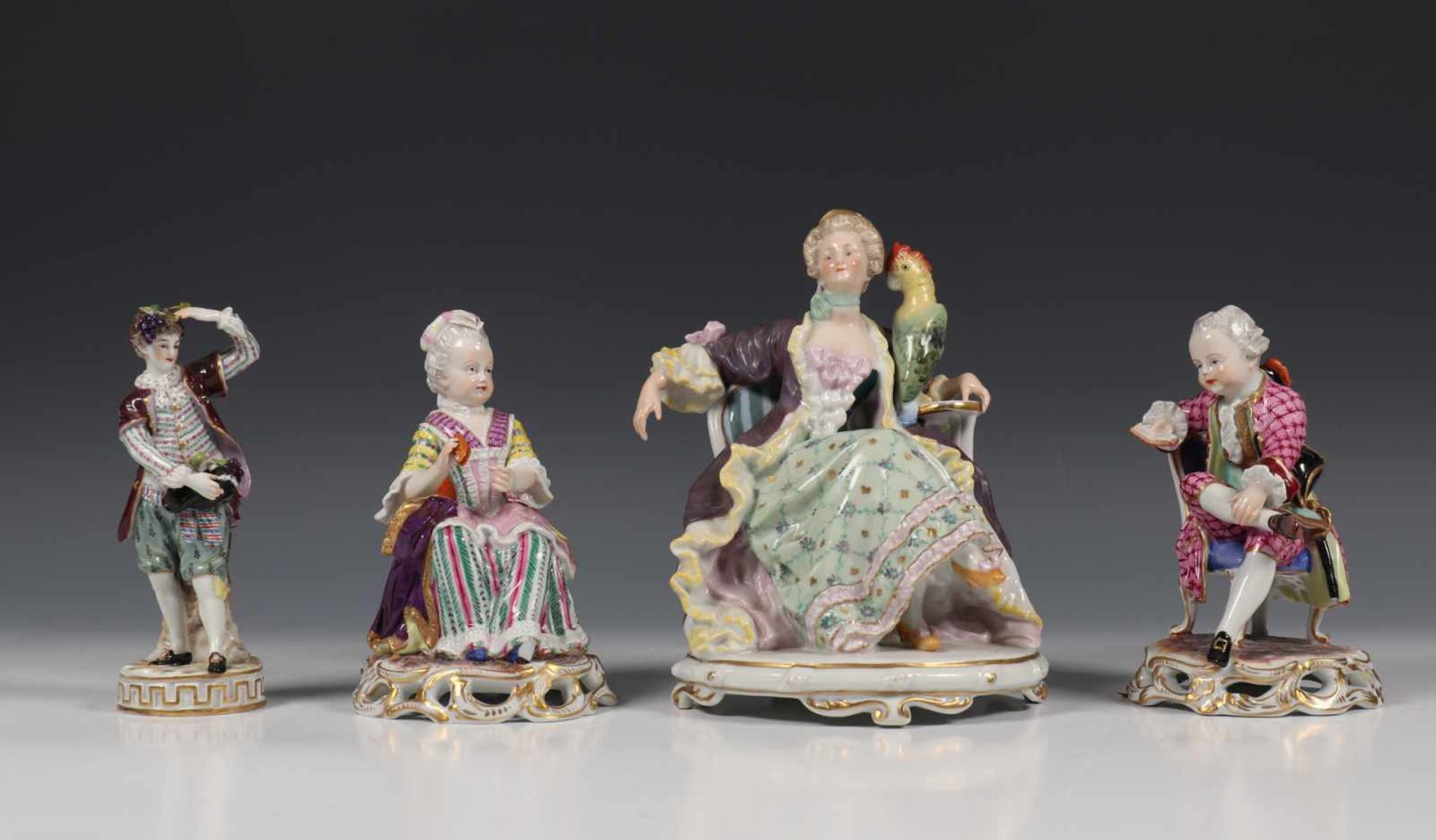 Thüringen, vier porseleinen groepen, begin 20e eeuwFiguren op stoel in 18e eeuwse kledij, h. 14-19