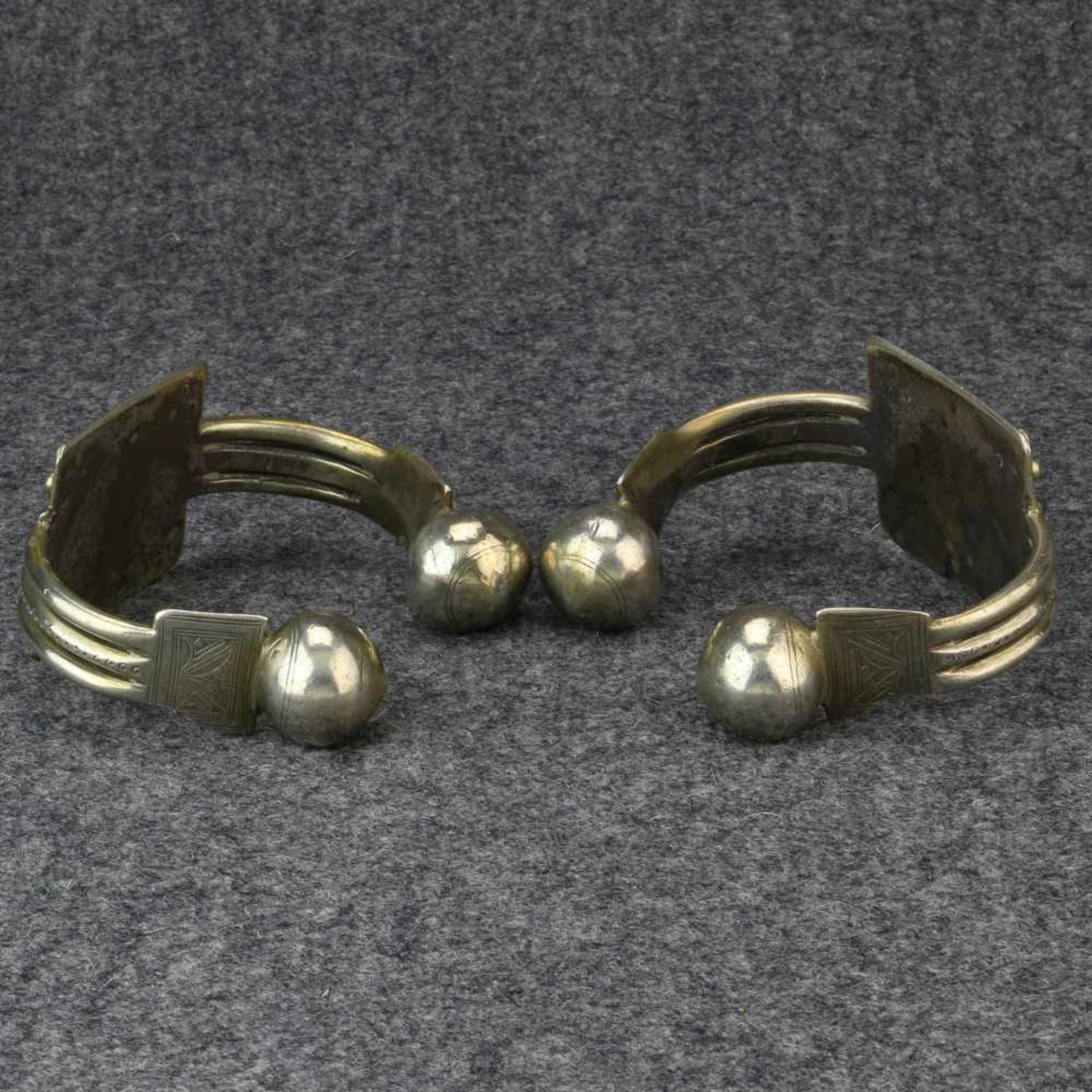 Mauritania, pair of silver anklets, 'Khelkhal',with decoration of enamel in geometrical shapes and - Bild 2 aus 2