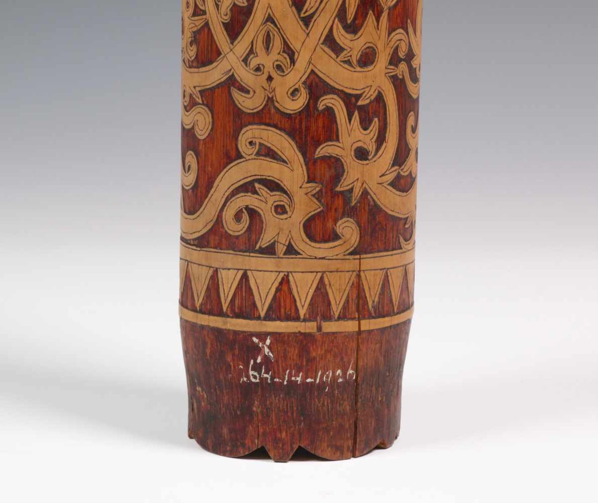 Borneo, Dayak, arrow containerwith finely carved floral patterns, h. 49 cm. [1]300 - Bild 3 aus 3