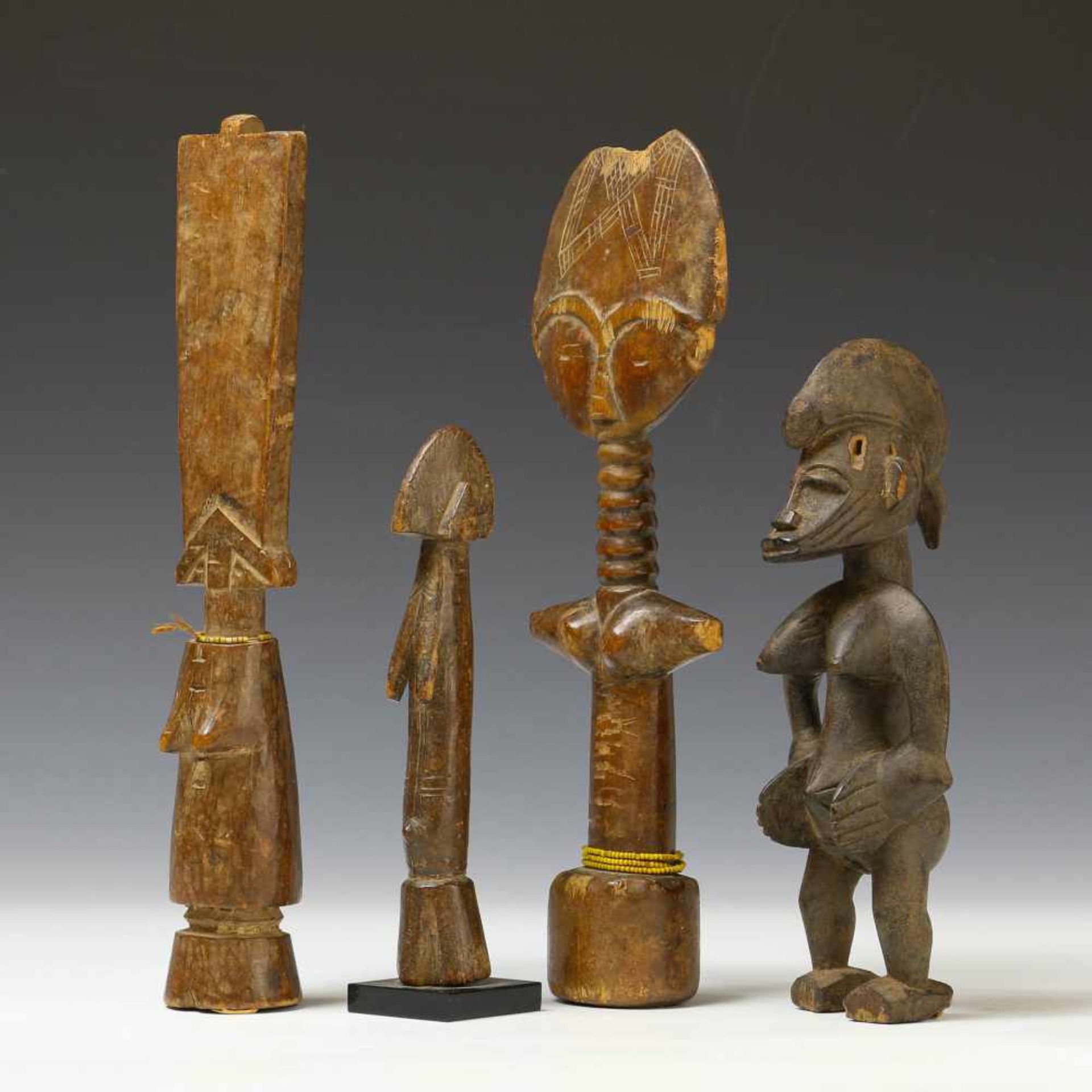 Four West African small figures, h. 18 and 28,5 cm. [4]400