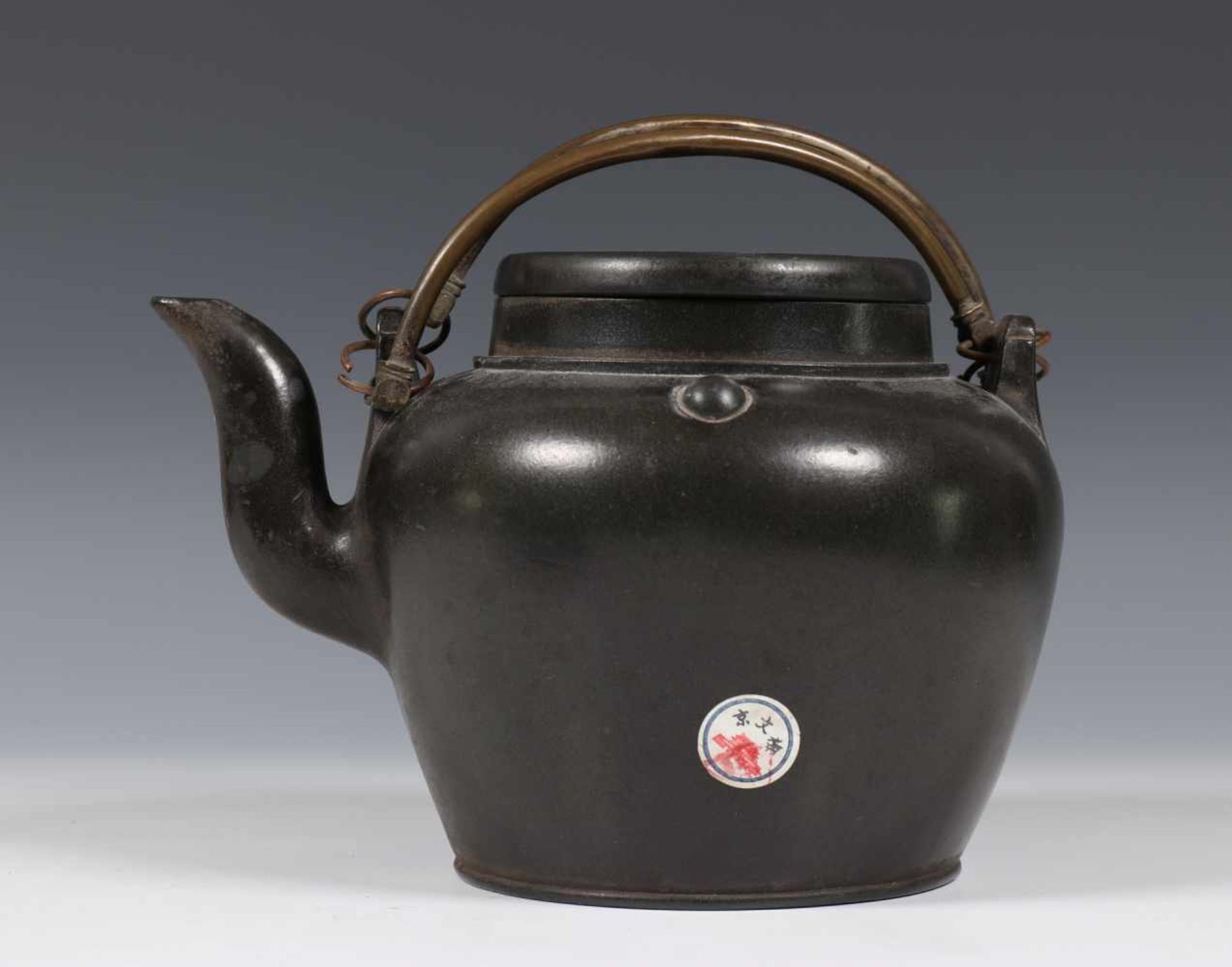 China, zwart aardewerken theepot en deksel, 20e eeuw,samen met een zwart zijde hoedje, h. 13,5 cm [