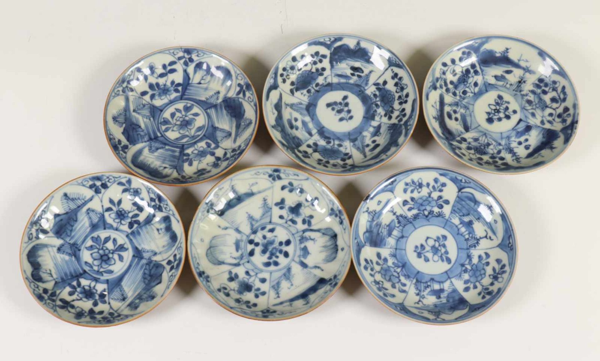 China, zes blauw-wit en cafe-au-lait geglazuurde porseleinen koppen en schotels, 18e eeuw,de - Bild 2 aus 5