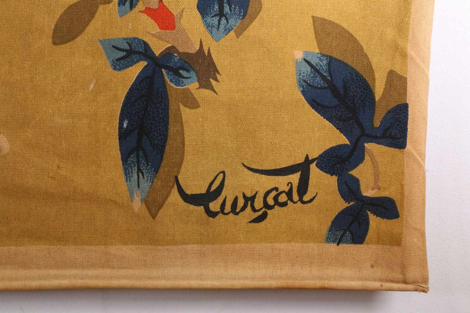 Jean LURÇAT (1892-1966), wandkleed met afbeelding van haan met bloemen. Gesigneer Lurcat.Met