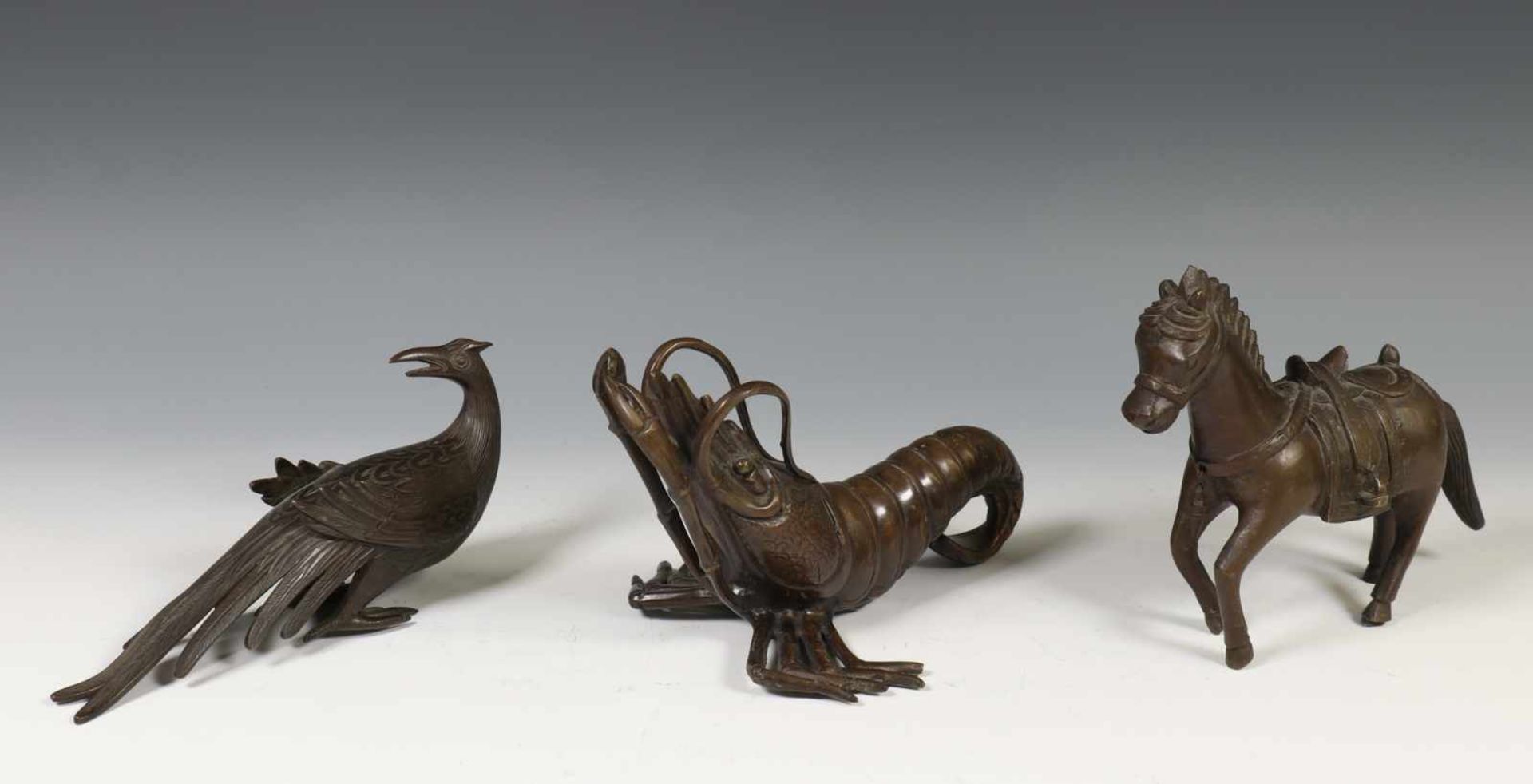 China, drie bronzen dierenfiguren, 19e eeuw,bestaande uit een penselenhouder in de vorm van een - Bild 2 aus 2