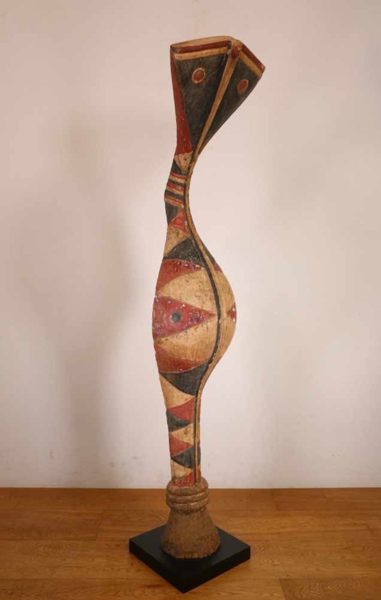 Guinee Bissau, Baga, twee gestoken houten opzetmaskers in de vorm van een gebogen slangmet wit, - Bild 2 aus 5