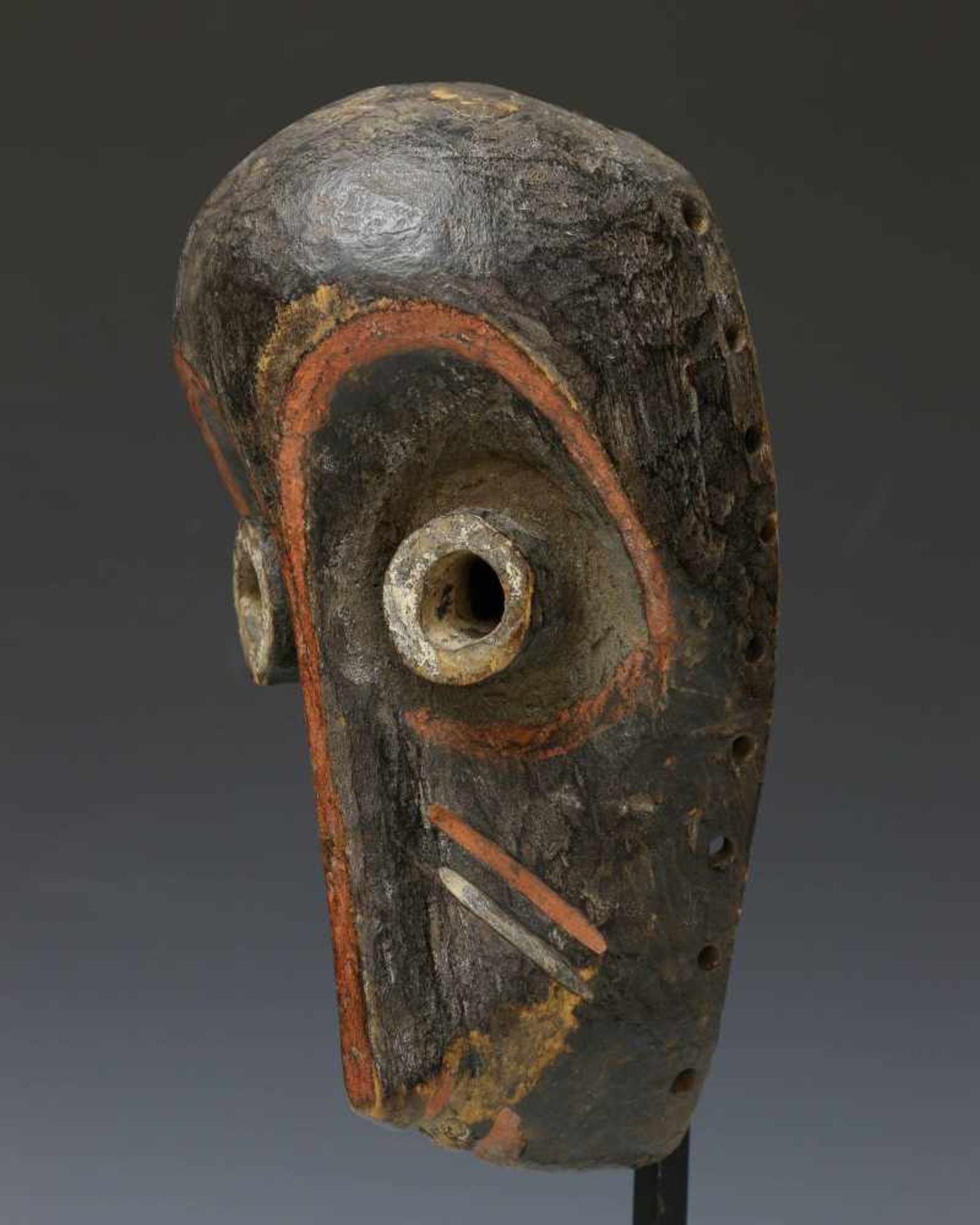 Pende, small maskwith tubular eyes and red, black and white pigment. Private collection Berlin, h. - Bild 2 aus 2