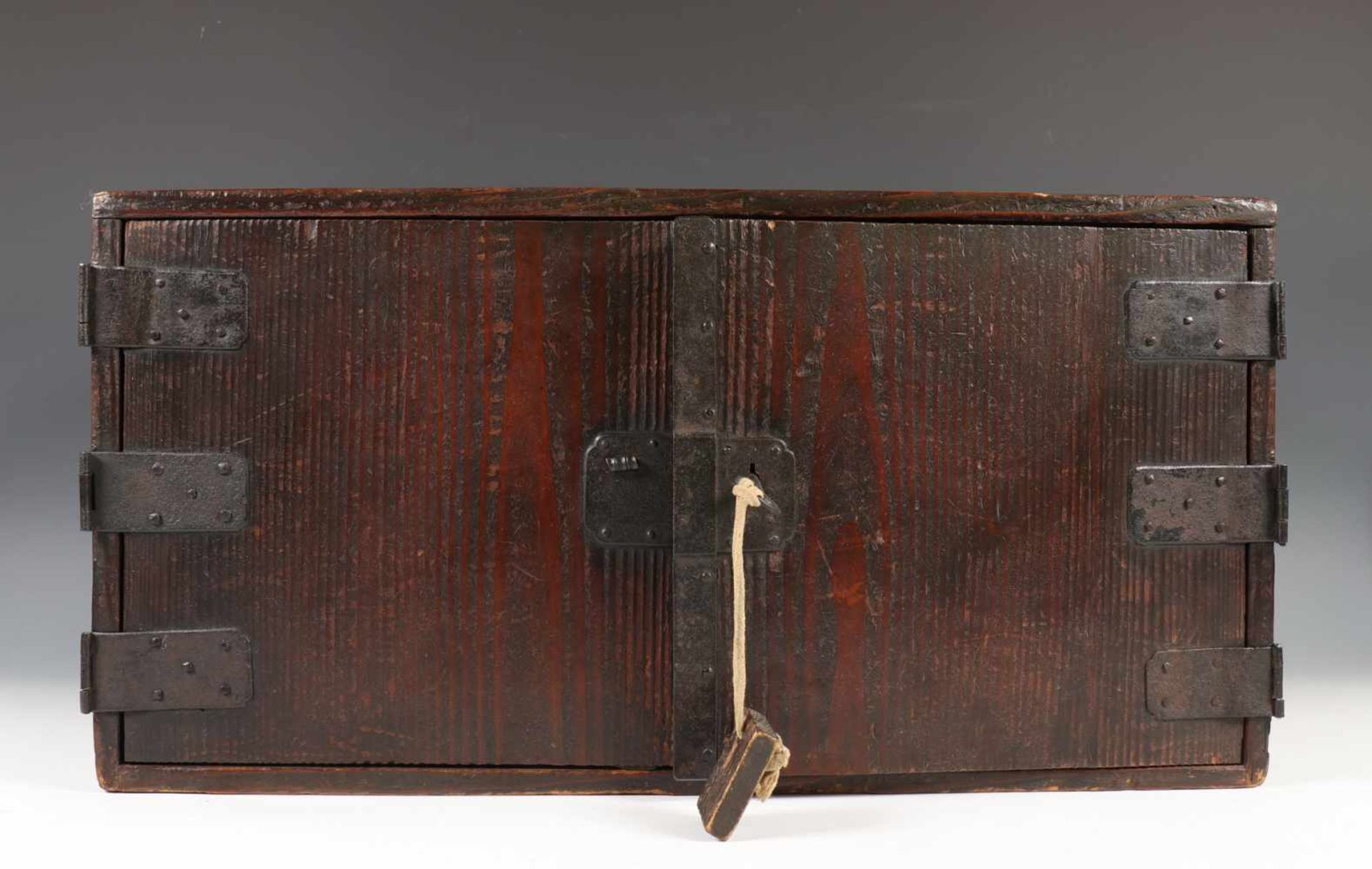 Japan, Isho Dansu, ca. 1800,met zes laden achter de twee deurtjes. Met ijzeren beslag en sleutel, h.