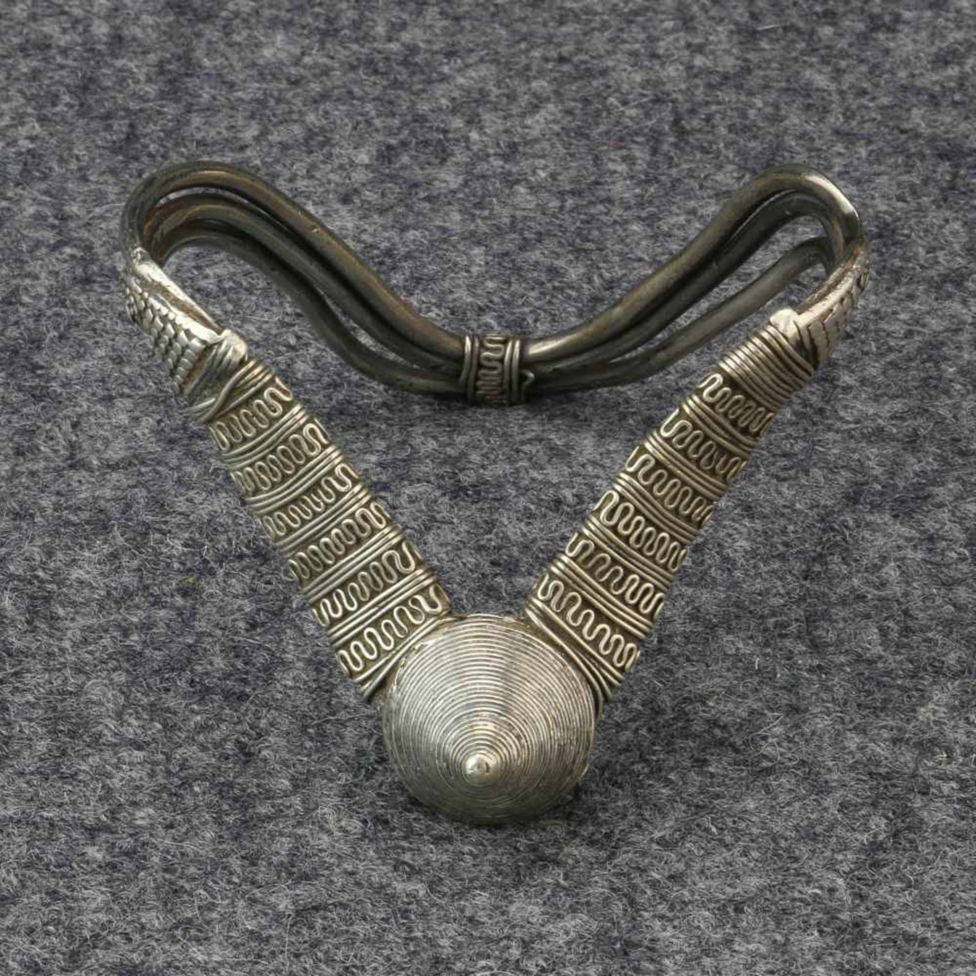 India, Maharashtra, Amravati region, Korku tribe, V-form bend silver armlet, ‘Vanki',with twisted- - Bild 2 aus 2