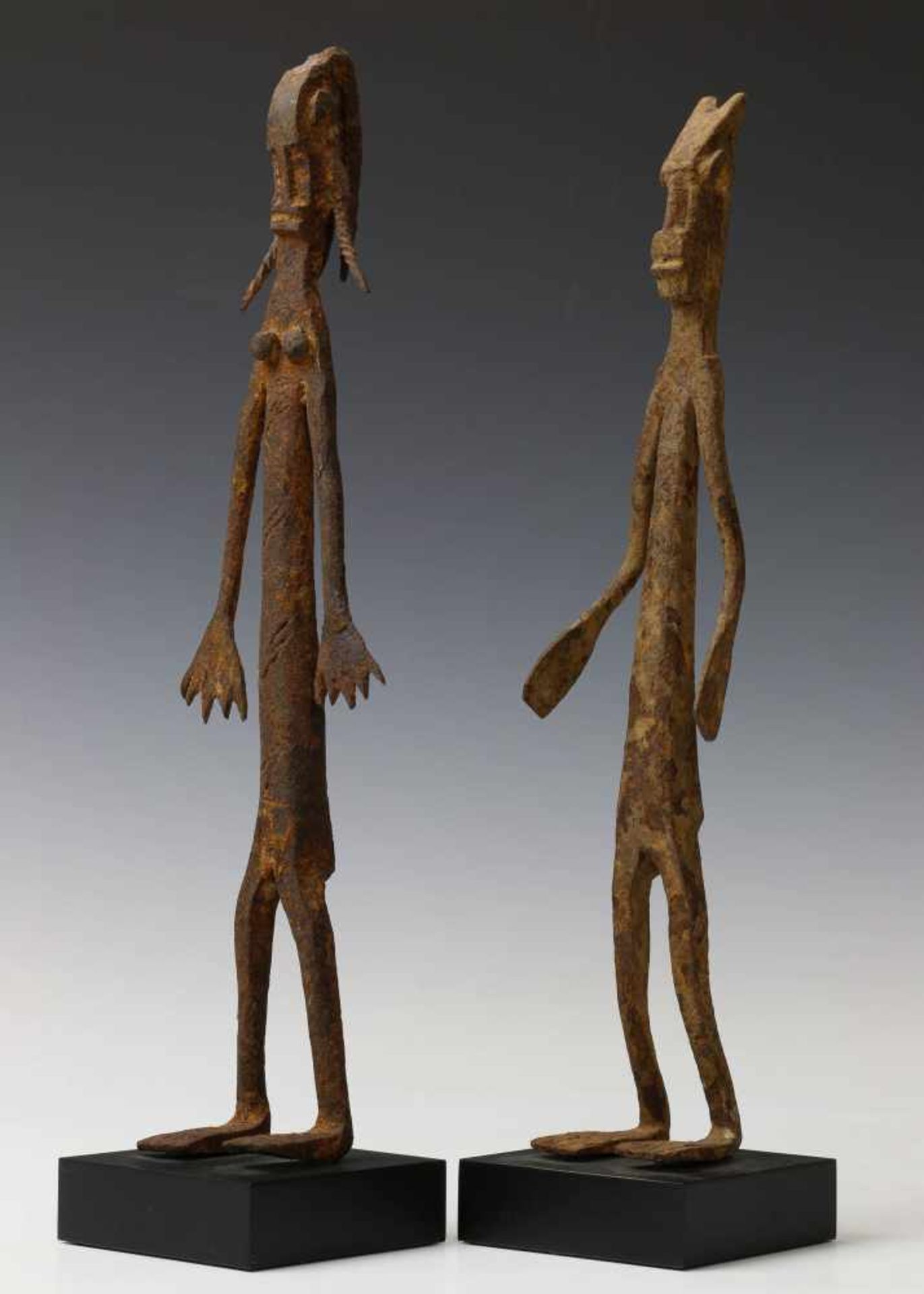 Mali, Dogon, twee metalen figuren., h. 31 cm. [2]200