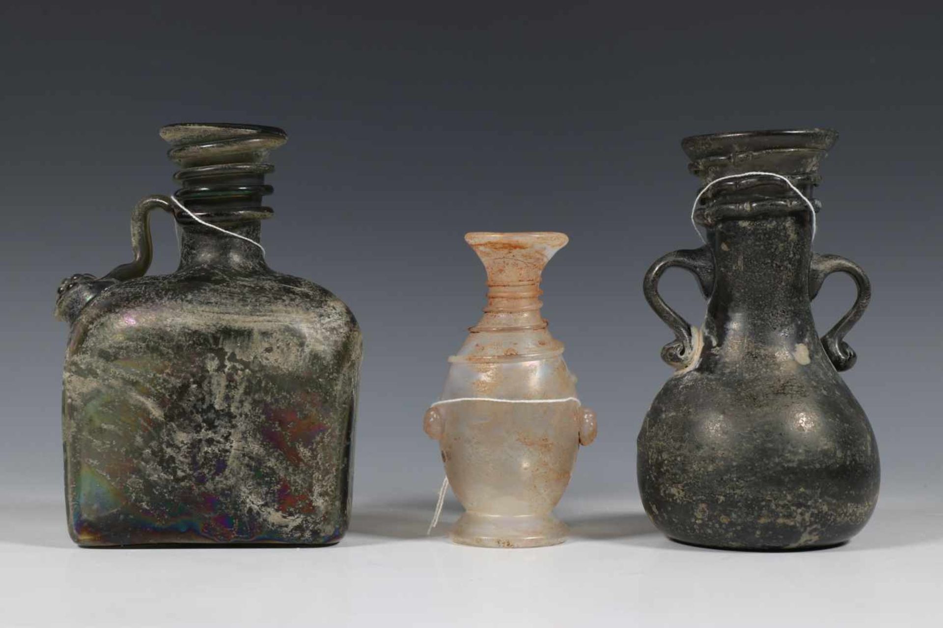 Drie Romeinse stijl glazen kannetjes, [3]120
