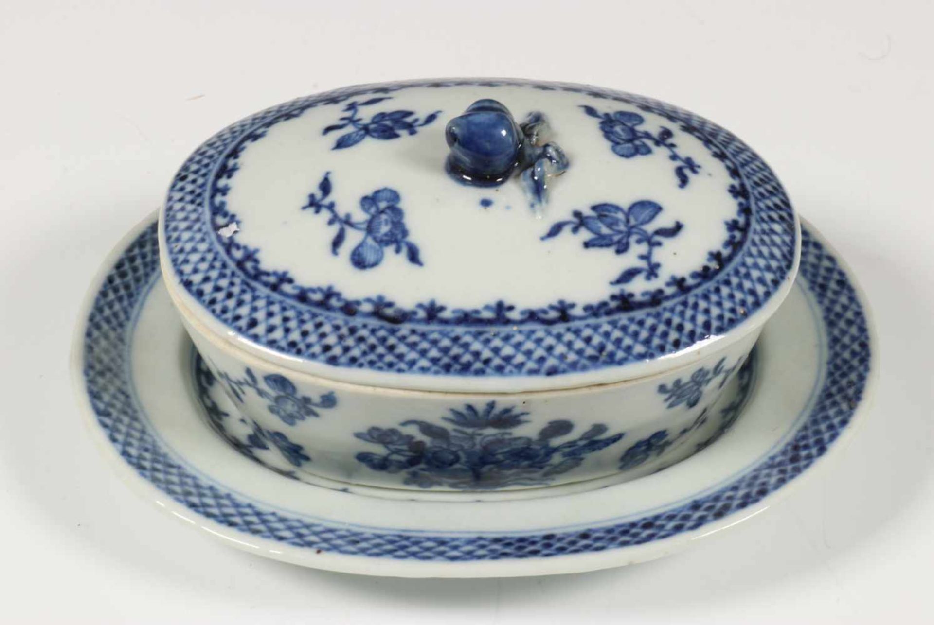 China, blauw-wit porseleinen botervloot, deksel en schotel, ca. 1800,gedecoreerd met bloemen , l.