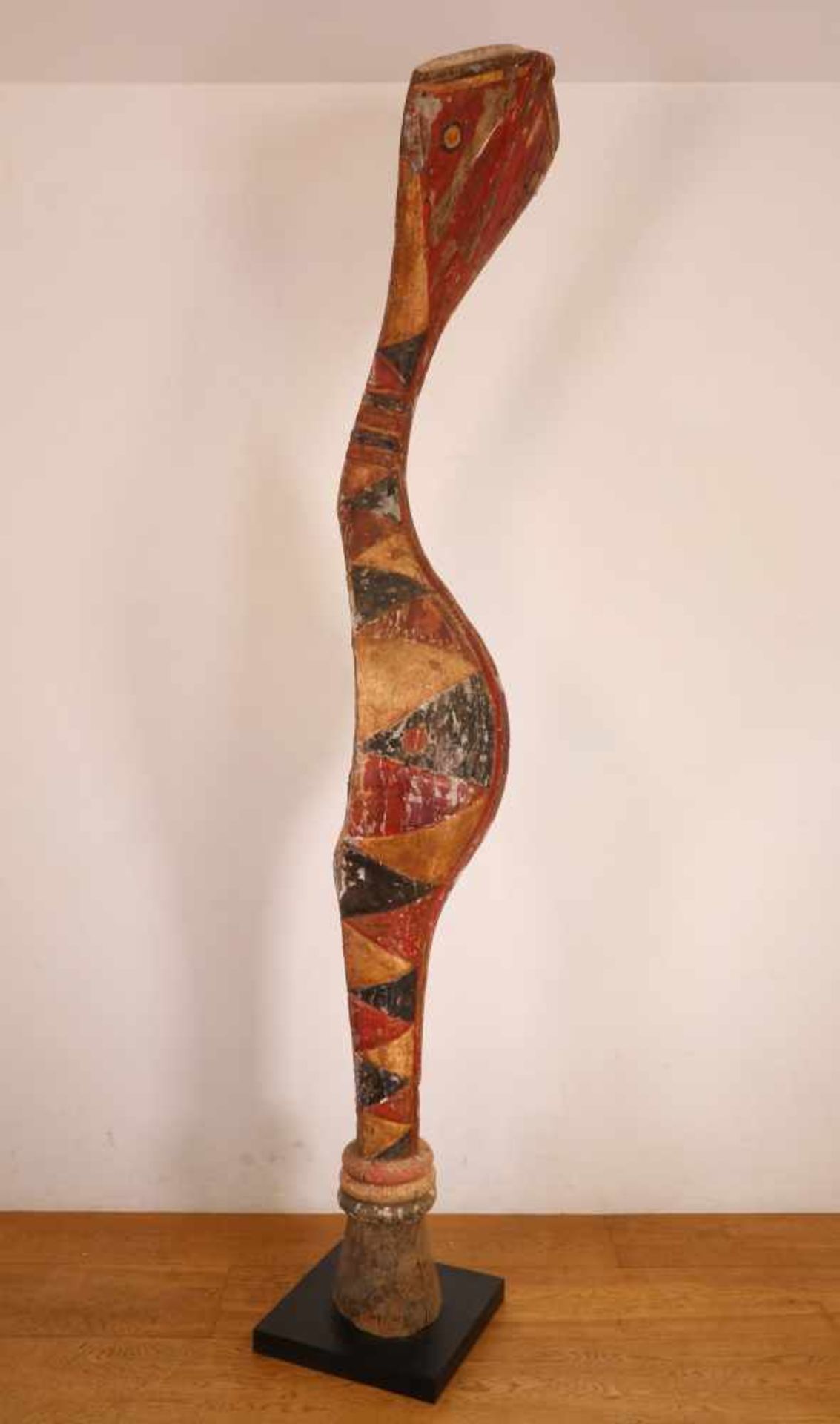 Guinee Bissau, Baga, twee gestoken houten opzetmaskers in de vorm van een gebogen slangmet wit, - Bild 4 aus 5