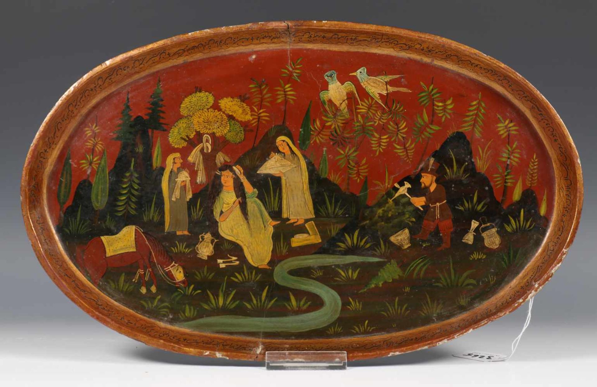 Perzie, lakwerk ovaal sier dienblad, Qajar Periode,met voorstelling van badende vrouw met figuren in - Bild 2 aus 6
