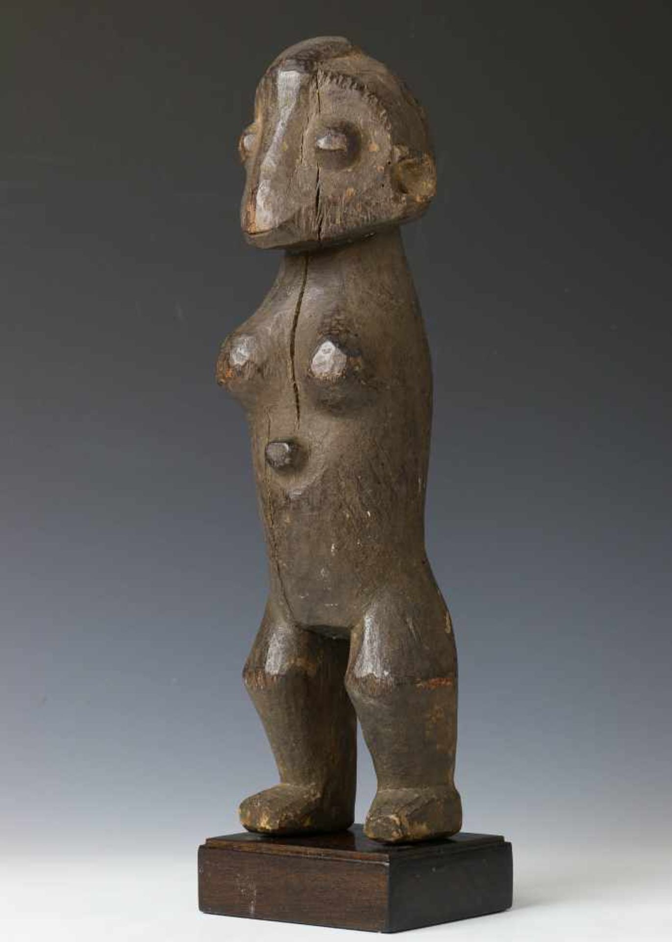 DRC., Zande, standing figure;zoomorph-anthropomorph figure with robust carved features. Hardwood - Bild 2 aus 2