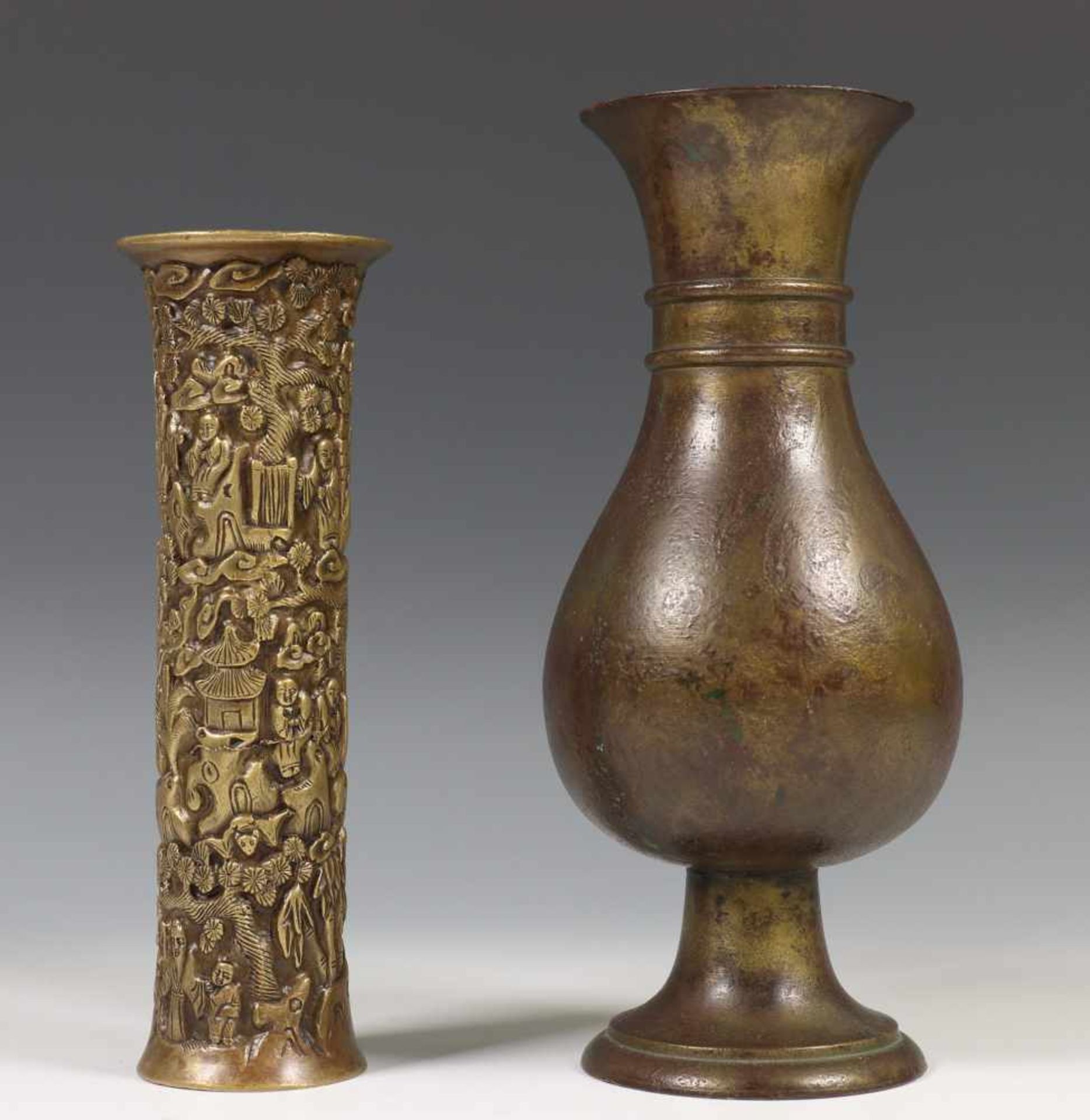 China, twee bronzen vazen, Ming-Qing dynastie,een cilindervormige vaas gemodelleerd met figuren in