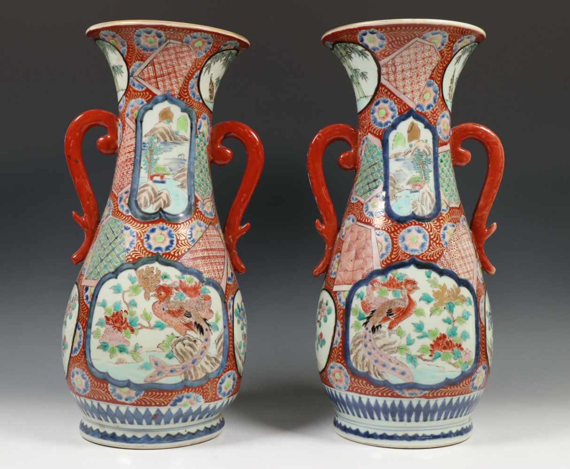 Japan, paar Imari vazen, Meiji periode,met uitlopende hals en twee oren (één hersteld), h. 46 cm [ - Bild 3 aus 5