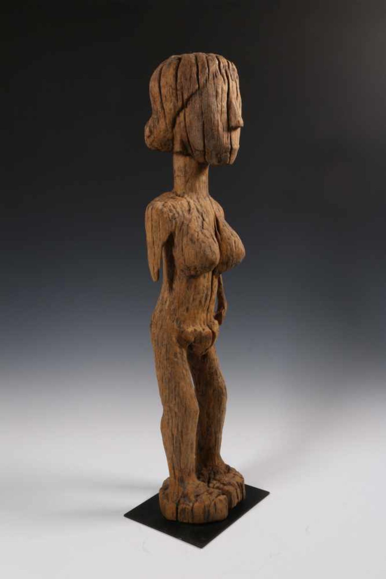 Madagascar, Vezo, camphor wooden grave figurein the form of a standing female figure. Bought in - Bild 2 aus 4