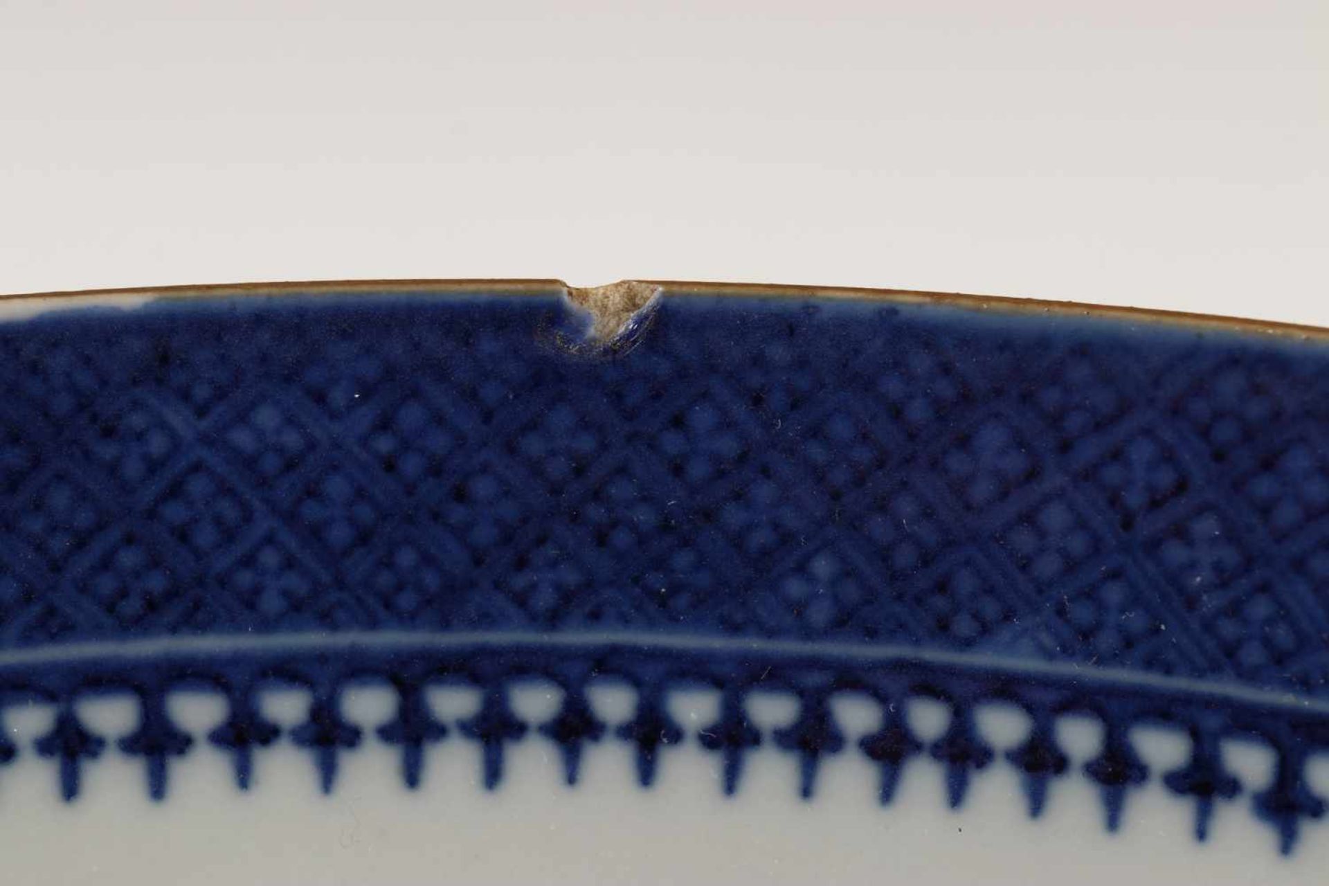 China, paar blauw-witte porseleinen kommen, Jiaqing, ca. 1800,gedecoreerd met insecten en bloemen ( - Bild 5 aus 5