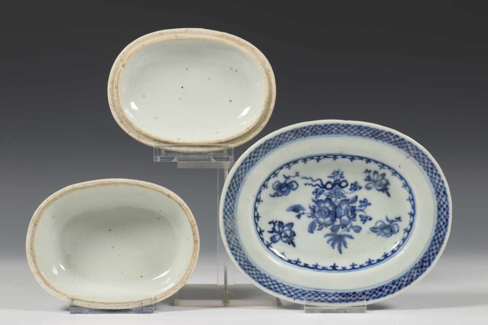 China, blauw-wit porseleinen botervloot, deksel en schotel, ca. 1800,gedecoreerd met bloemen , l. - Bild 2 aus 2