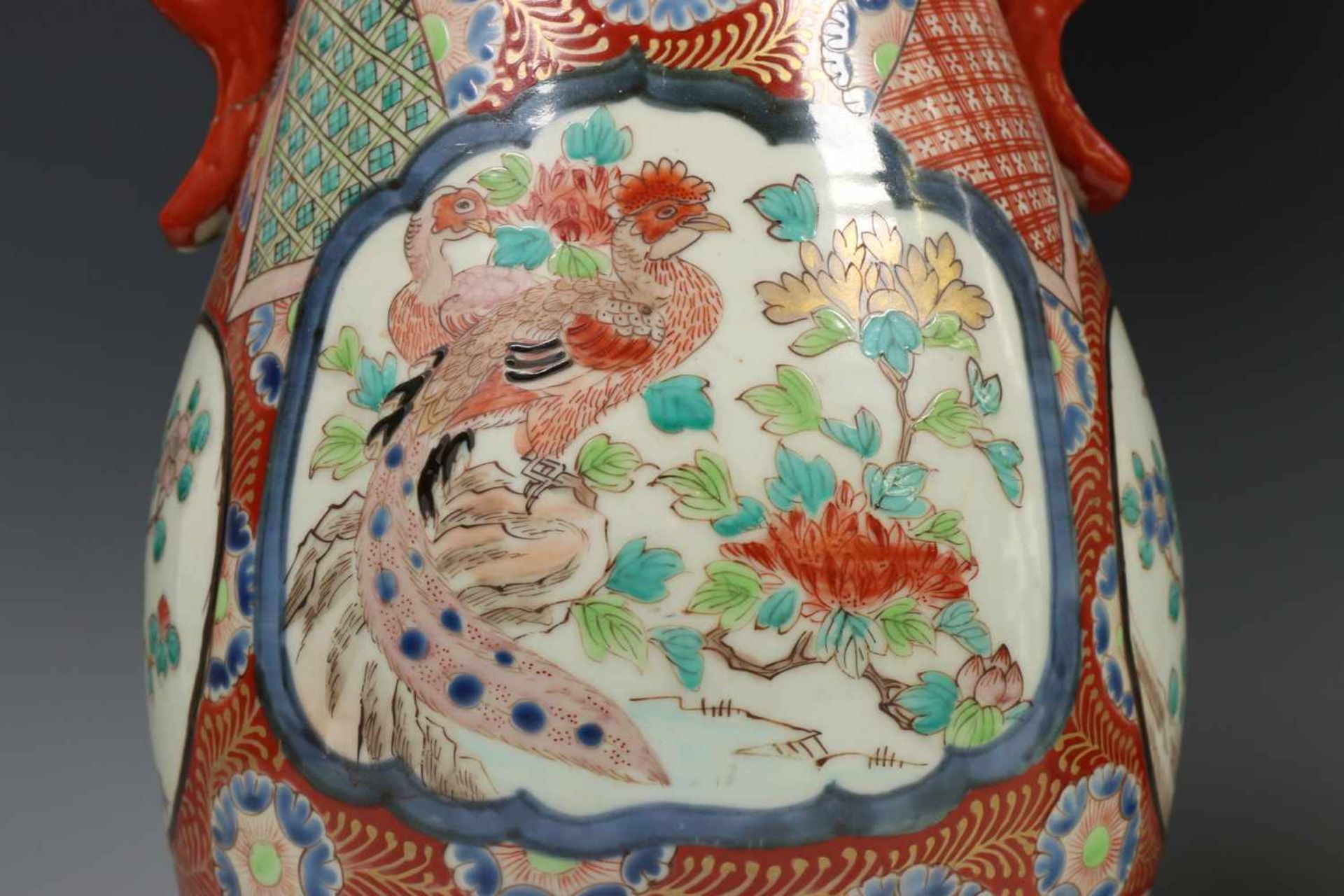 Japan, paar Imari vazen, Meiji periode,met uitlopende hals en twee oren (één hersteld), h. 46 cm [ - Bild 2 aus 5