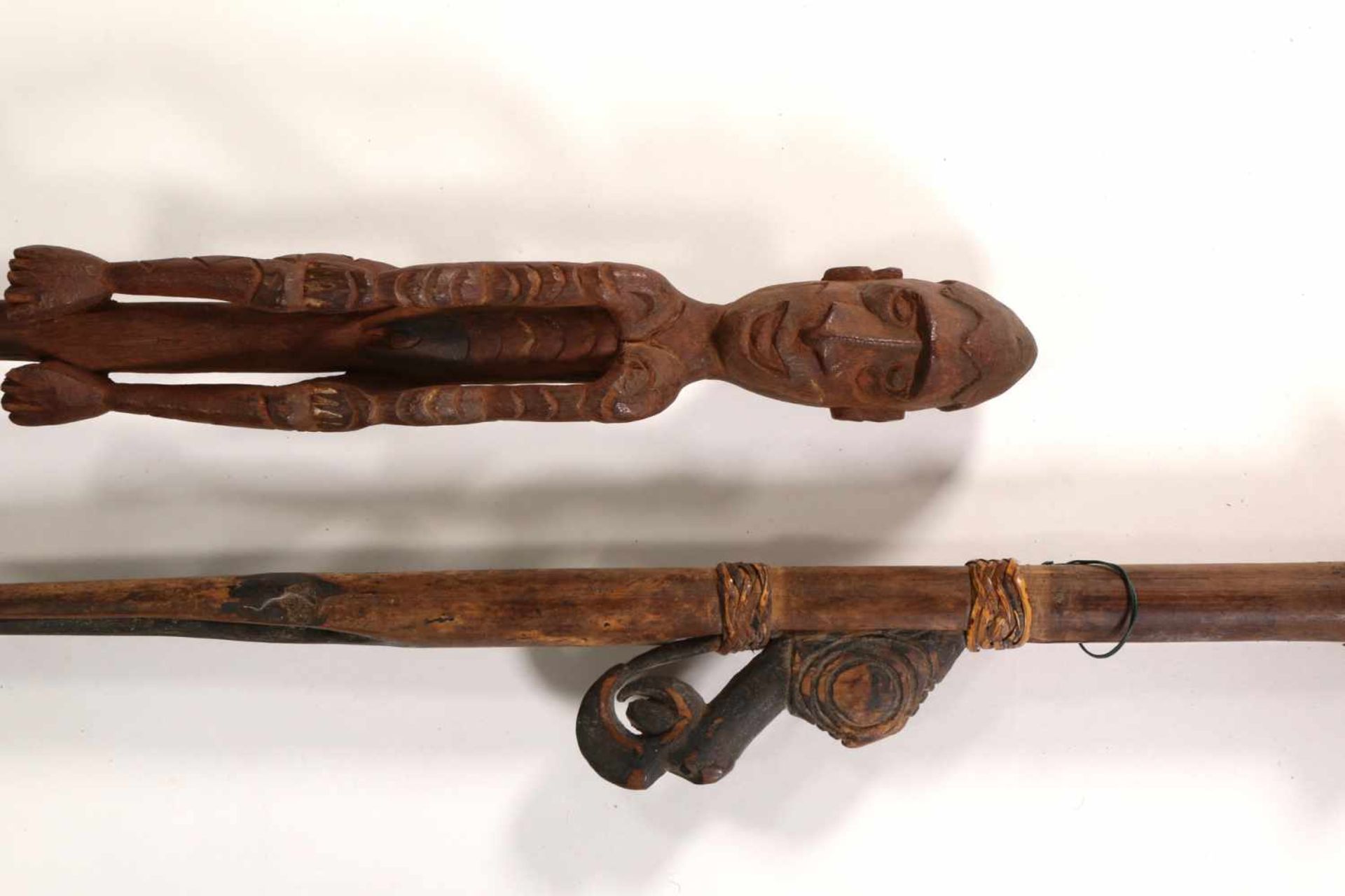 Papua, Asmat, hunters bamboo cilinder arrow case and PNG, Sepik, spearthrower.The case filled with - Bild 2 aus 3