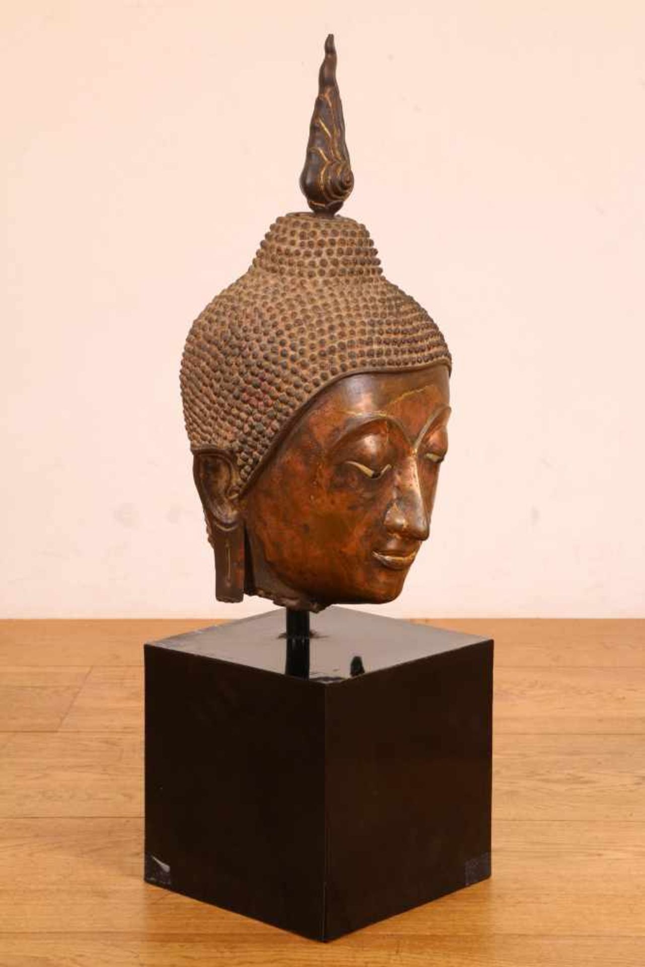 Thailand, bronzen Boeddha hoofd,met vlammen urna. Op zwart gelakte sokkel, h. 44 cm. 200 - Bild 2 aus 3