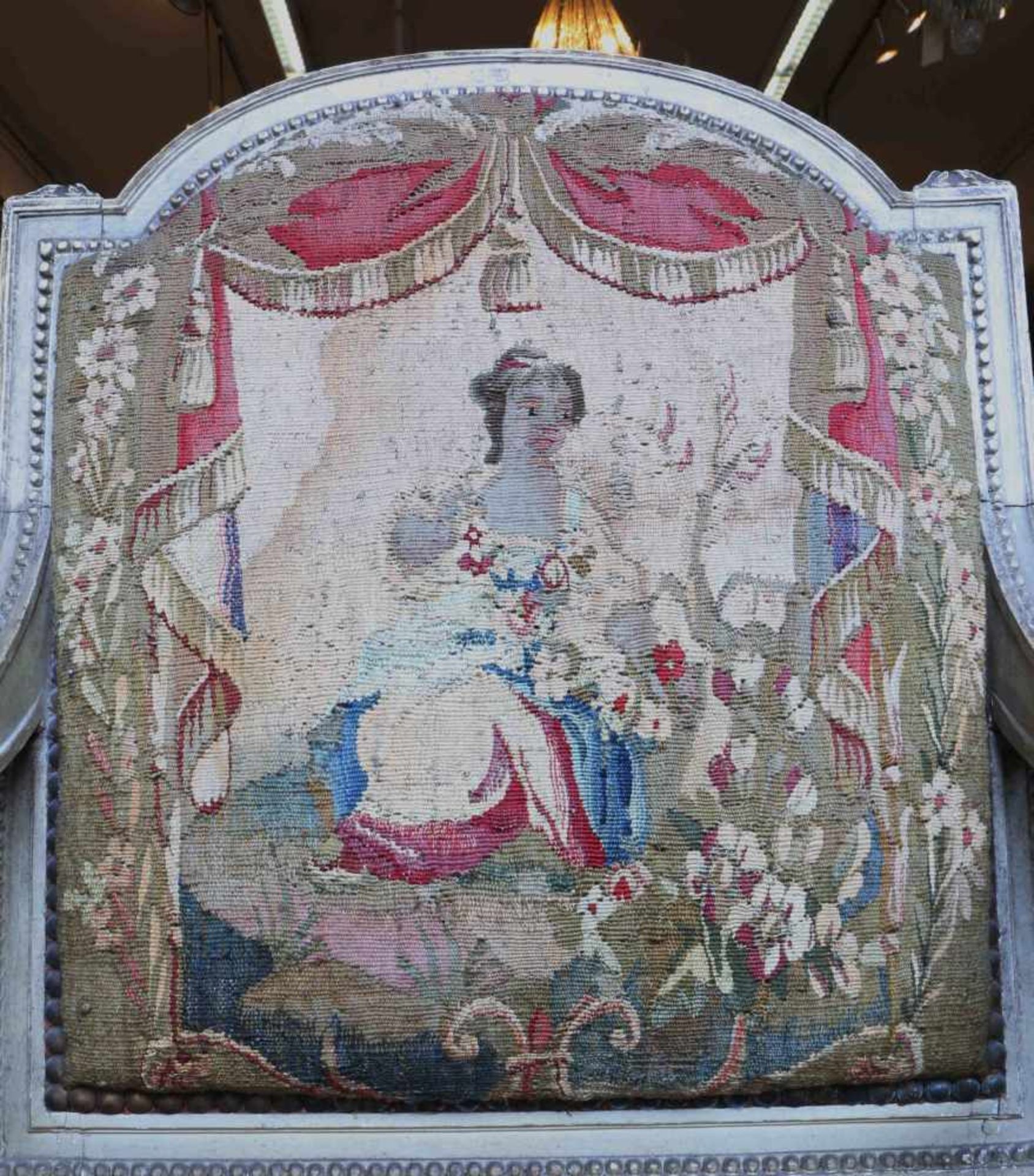 Paar grijs-groen gelakt beukenhouten fauteuils, Louis XVI,met tapisserie-bekleding, [2]5000 - Bild 2 aus 3