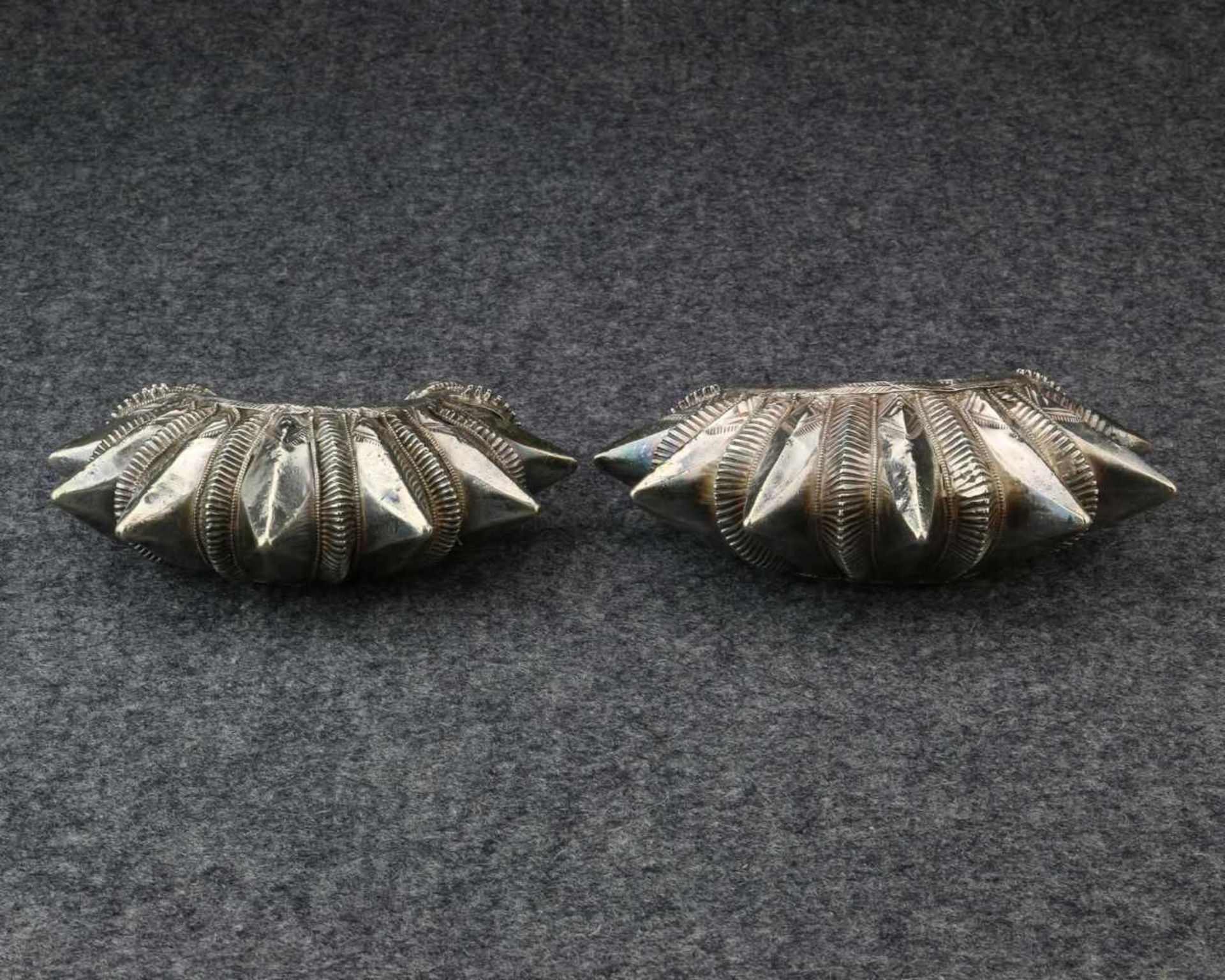 Pakistan, a pair of hollow silver woman's bracelets, 'Gokhru',with spikes, designed to protect the - Bild 2 aus 2