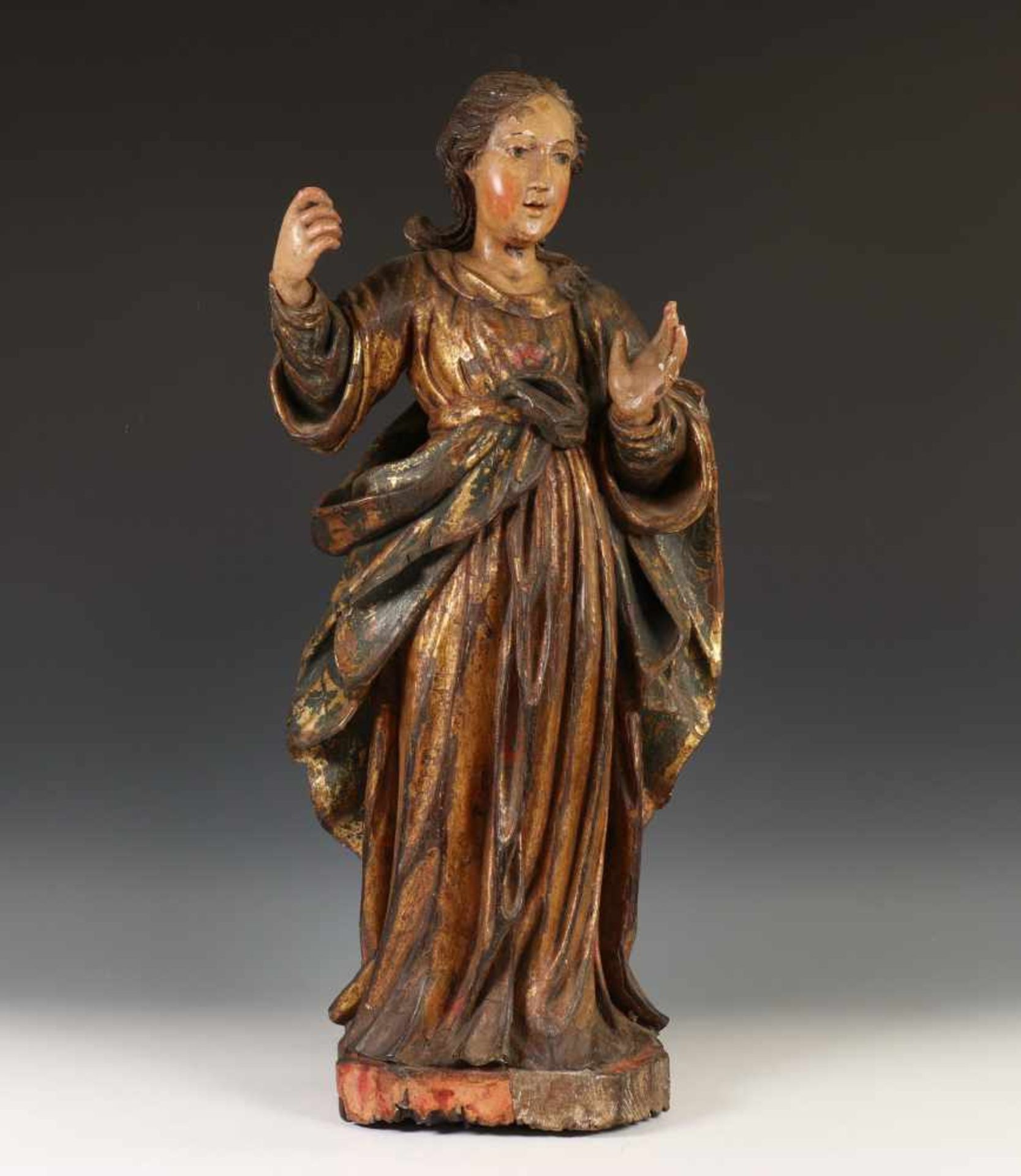 Spanje, gestoken en polychroom houten sculptuur, 18e eeuw;Madonna, staand met vergulde mantel met