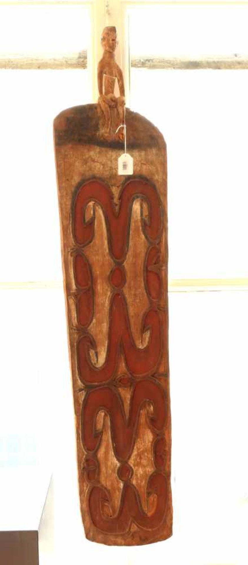 PNG, Asmat, small shield with anthropomorphic figure on top,decorations in white, red and black - Bild 2 aus 4