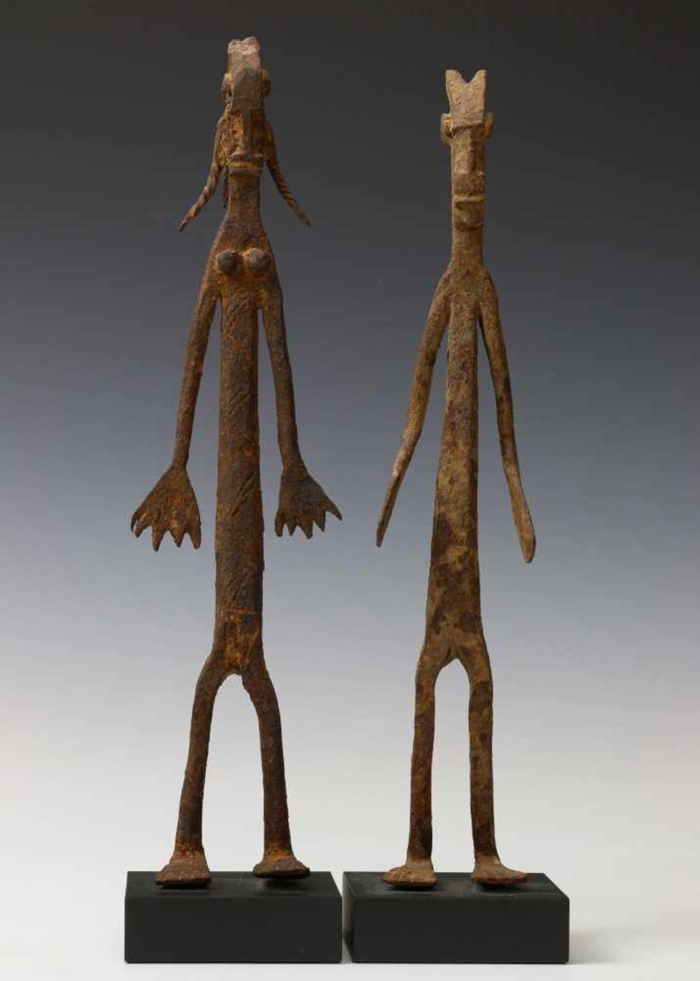 Mali, Dogon, twee metalen figuren., h. 31 cm. [2]200 - Image 2 of 3
