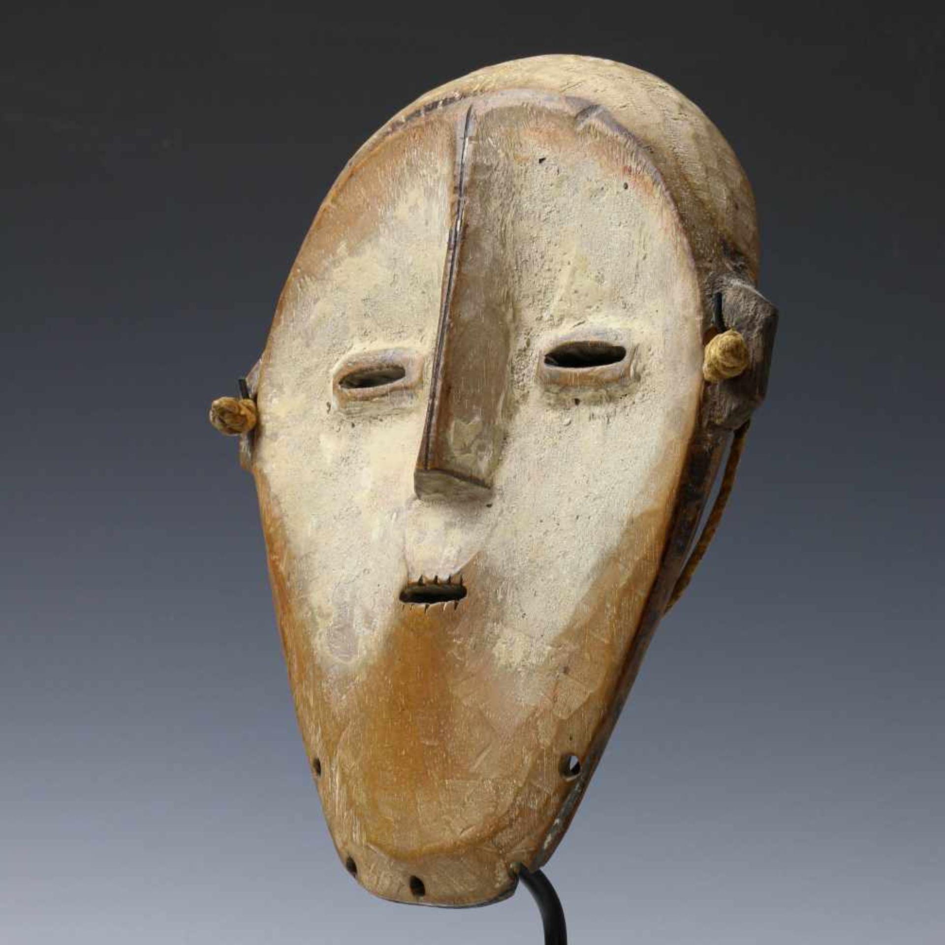 DRC., Lega, masker,met kaolien-lagen met kwarts, h. 23 cm. [1]250 - Bild 2 aus 2