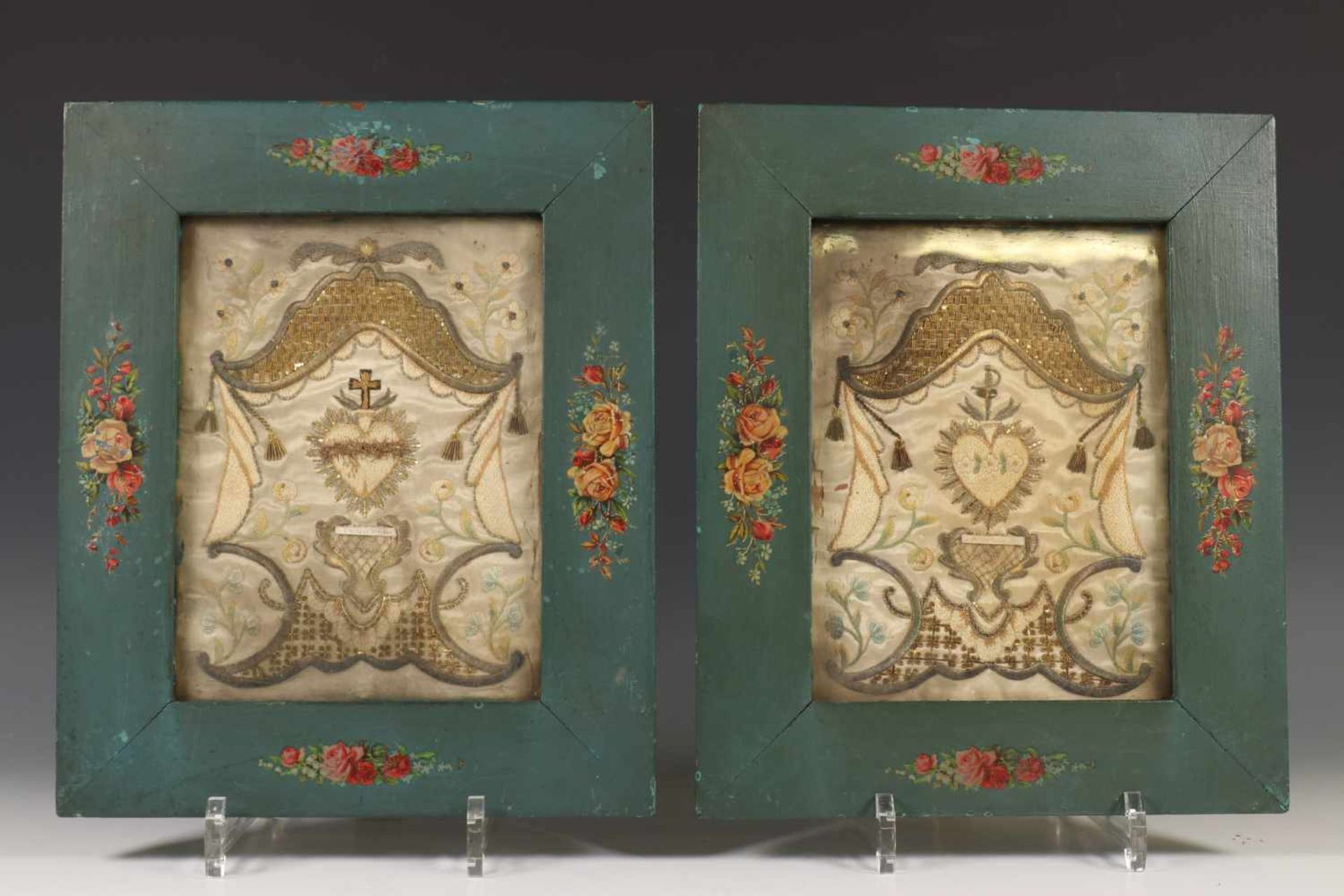 Paar geborduurd zijden fragmenten met relieken, 19e eeuw,elk in beschilderd houten lijst, 19 x 14,