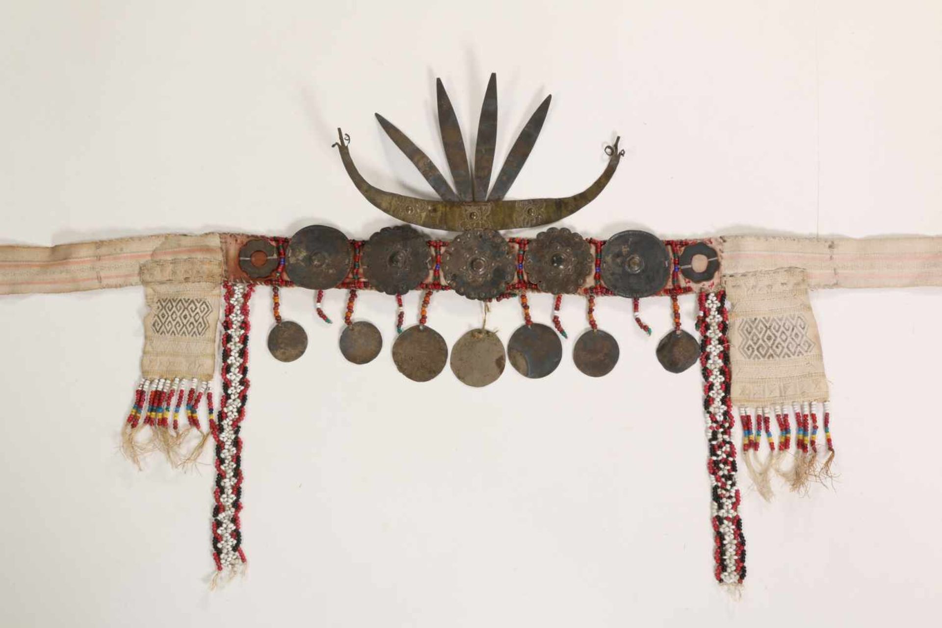 Timor, headhunters jewellery;woven textile with beads and metal ornaments and crown, h. 17 cm. [1] - Bild 3 aus 3