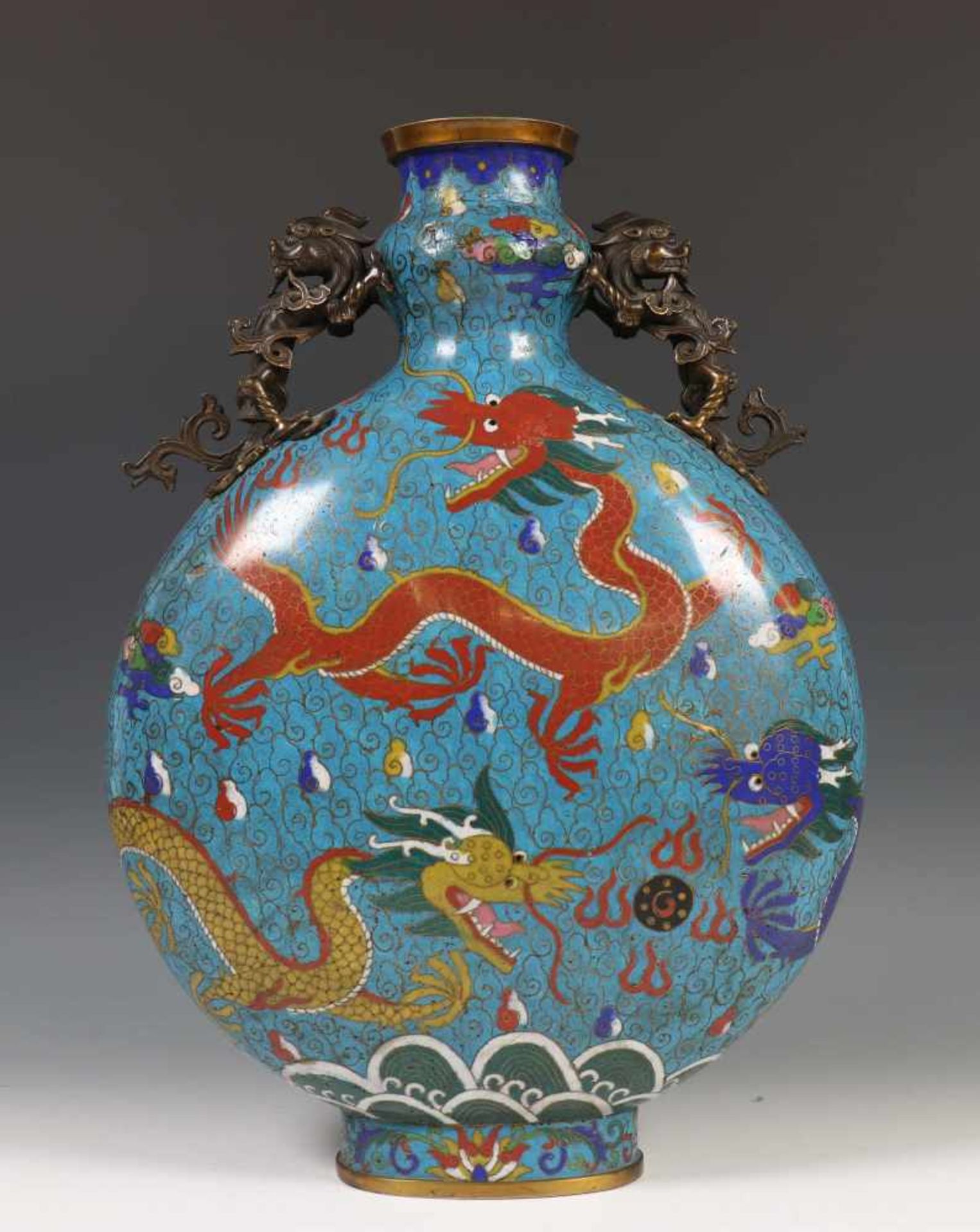 China, cloisonne 'draken' vaas, 19e/20e eeuw,de platte vaas gedecoreerd met draken en de vlammende - Bild 3 aus 6