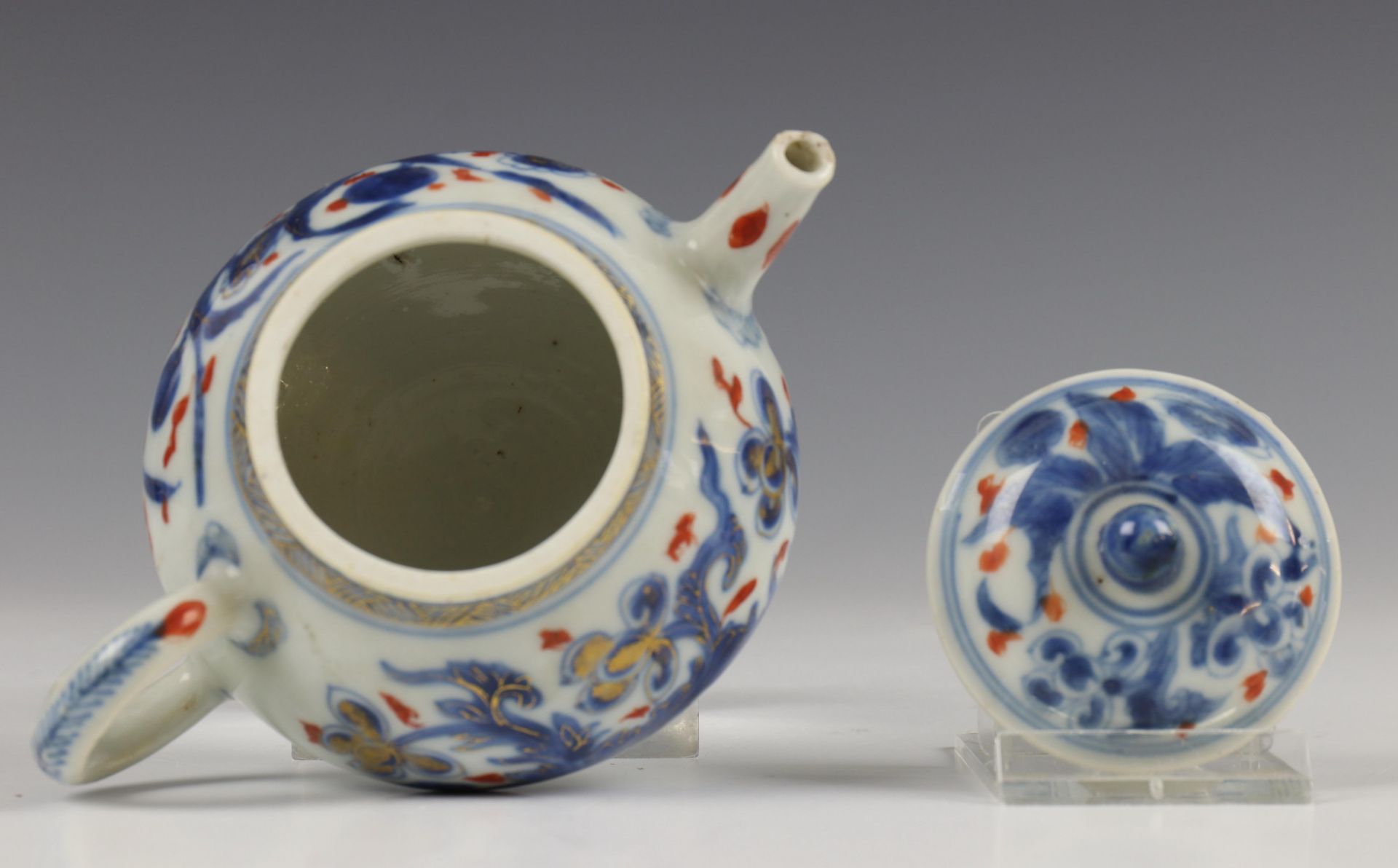 China, blauw-wit porseleinen trekpot, Imari trekpotje en melkkan, 18e eeuw, - Image 9 of 21